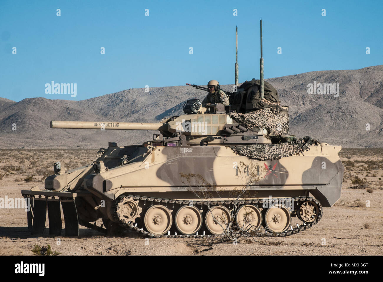 FORT IRWIN, en Californie - un char de combat principal du concessionnaire Troop, 1er Escadron, 11e Régiment de cavalerie blindée, les progrès contre les défenses de la 1re Stryker Brigade Combat Team, 1re Division blindée de Fort Bliss, Texas, au cours de la rotation 17-02 au Centre National d'entraînement, le 4 novembre 2016. Le but de cette phase de la rotation était de tester la 1ère étape de la capacité d'SBCT délibérément une défense contre une force par les pairs tout en les présentant avec une menace dans la région d'être défendu. (U.S. Photo de l'armée par le Sgt. David Edge, 11e) de l'ACR Banque D'Images