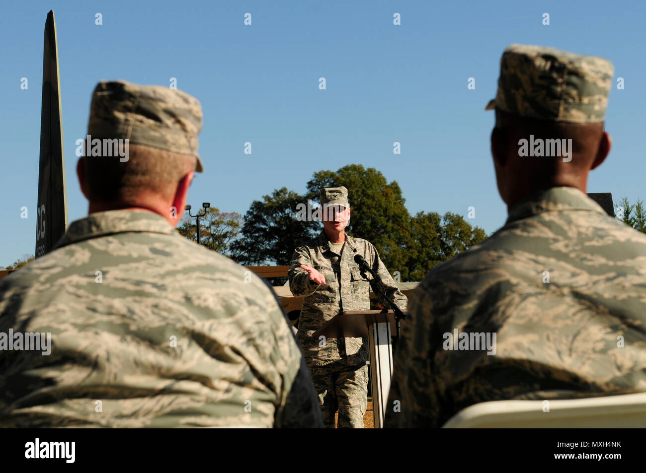 U.S. Air Force Colonel John Wolverton (à gauche), commandant de la 245e vol Ingénieur Civil (CEF), a remercié le brigadier. Le général Roger E. Williams Jr., adjudant général adjoint pour l'air, Caroline du Nord Air National Guard (NCANG), pour assister à la cérémonie de passation de commandement tenue au North Carolina Air National Guard Base, Charlotte Douglas International Airport, le 5 novembre 2016. Le but d'une cérémonie de passation de commandement est de fournir le commandant sortant l'occasion de saluer les hommes et les femmes de leur commandement, et pour la commande, à son tour, d'accueillir le nouveau commandant. (U.S. La Natio Banque D'Images