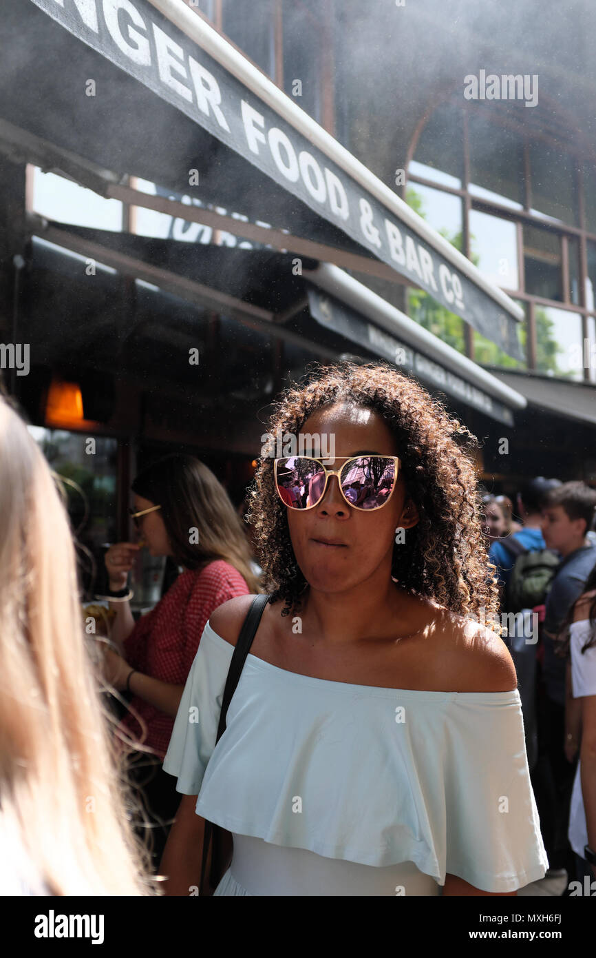 Femme portant des lunettes à Borough Market à Southwark, Londres, Angleterre, Royaume-Uni Banque D'Images