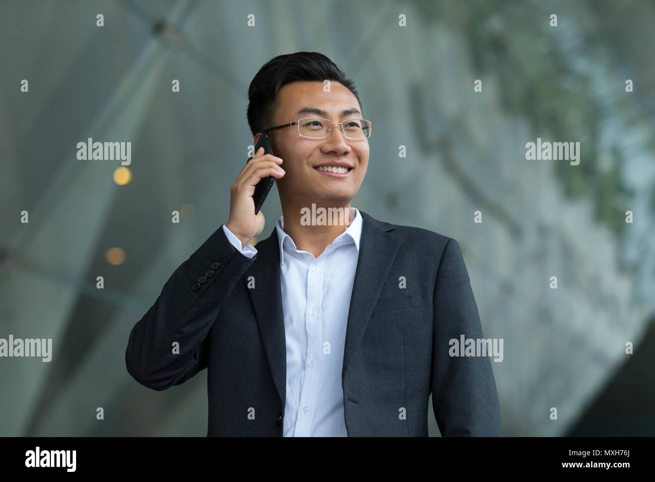 Jeune homme d'Asie dans la ville Banque D'Images