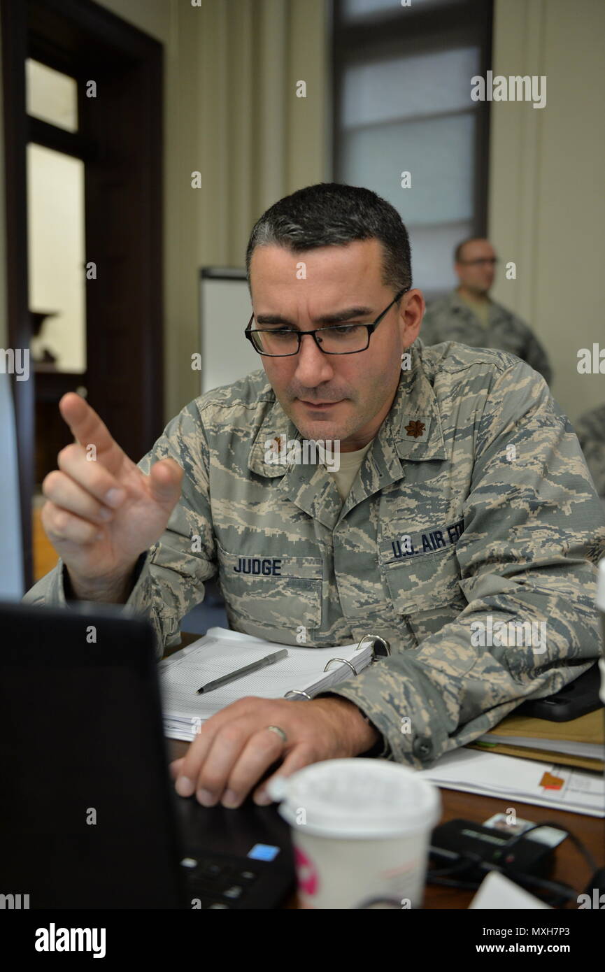 Le juge John Major, 107ème, commandant de préparation logistique Squadrom exécute les tâches logistiques d'acquérir des fournitures pour les efforts de coopération, New York Street Armory, Buffalo, NY, le 2 novembre 2016. La 107e Airlift Wing et la 153e, la commande des troupes de l'armée, la Garde Nationale de New York ont joint leurs forces pour former pour répondre aux urgences de l'état au cours de l'exercice 2016 WERCK-il. (U.S. Air Force Photo par le Sgt. Brandy Fowler) Banque D'Images