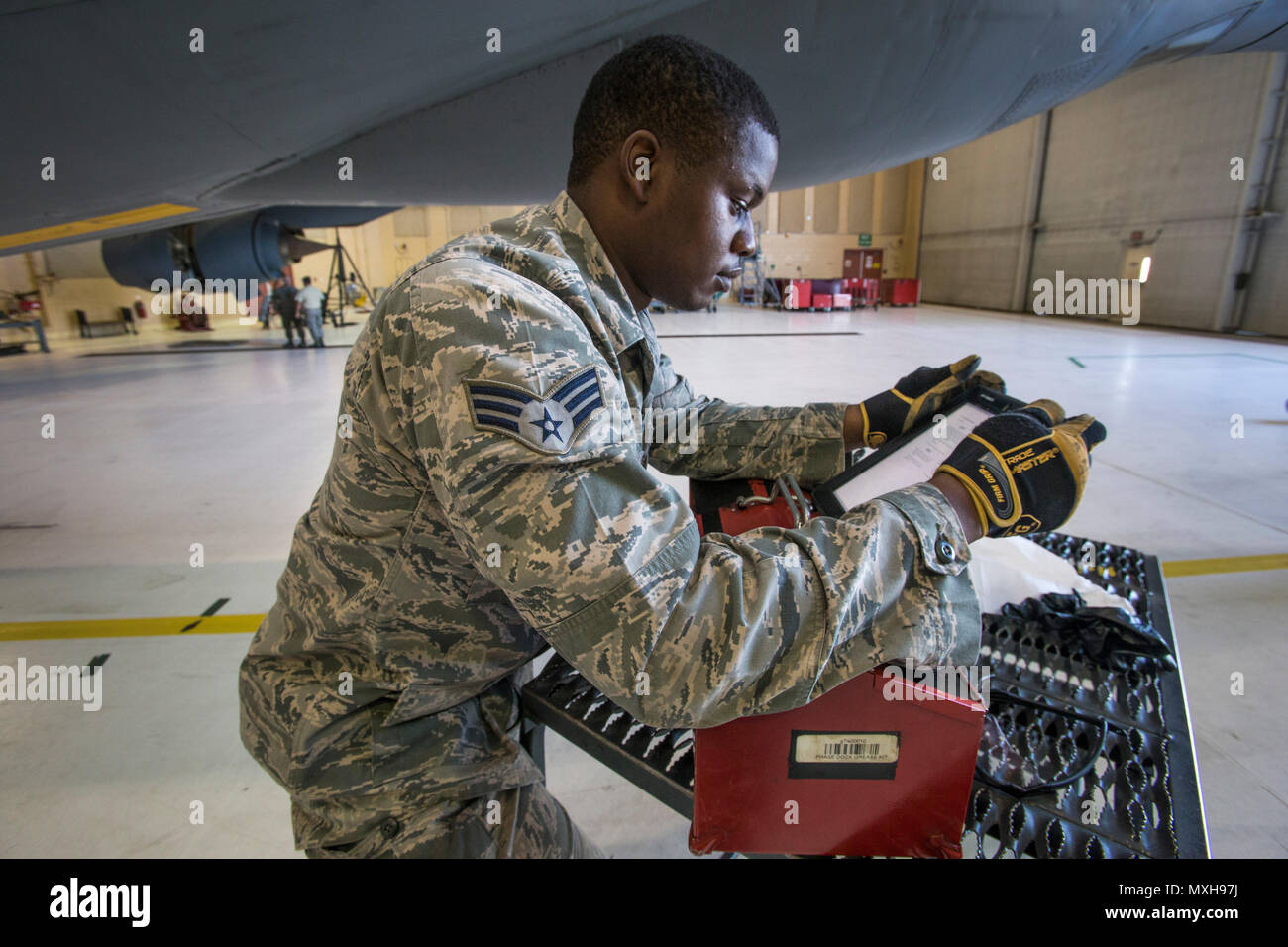Un chef d'équipage de Stratotanker KC-135R de la 108e Escadre, New Jersey Air National Guard a examiné un ordre technique le 5 novembre 2016, à joint base McGuire-dix-Lakehurst, New Jersey, avant d'abaisser la rampe de ravitaillement pour inspection. Le KC-135R, équipé de moteurs CFM56, offre des capacités de ravitaillement aérien. L'inspection assure la sécurité opérationnelle, l'état de préparation à la mission, l'intégrité des aéronefs et le soutien des opérations aériennes de la Garde nationale aérienne. Banque D'Images