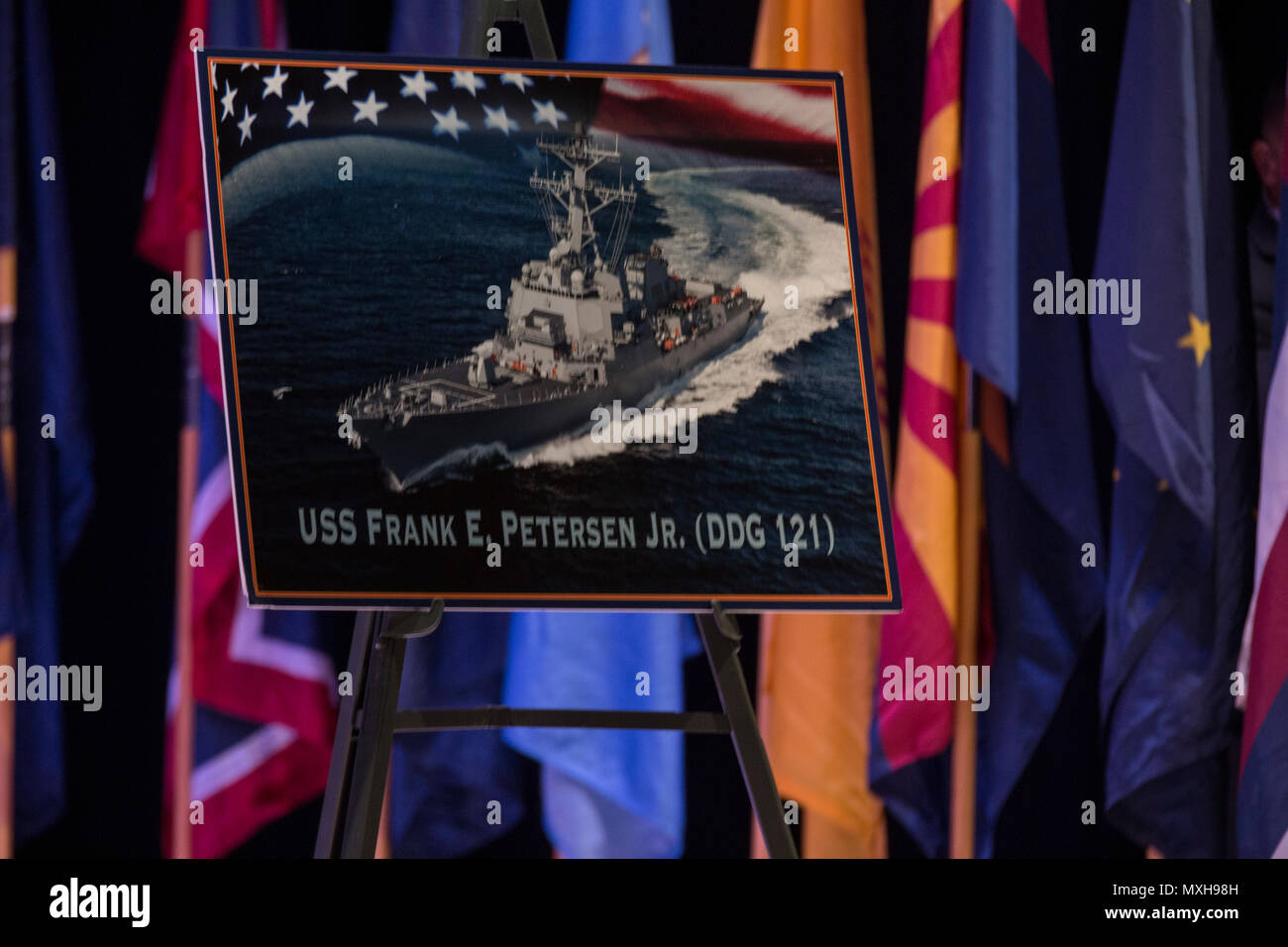 Une photo de la classe Arleigh Burke destroyer est affiché lors d'une cérémonie à Marine Corps Air Station Cherry Point, N.C., 9 novembre 2016. Au cours de la visite, Claude a annoncé que le destroyer de classe Arleigh Burke, DDG 121, sera nommé l'USS Frank E. Petersen Jr., en l'honneur du lieutenant général du Corps des marines qui a été le premier Afro-Américain aviator Marine Corps et le premier Afro-Américain Marine Corps officier général. Claude a également décerné MCAS Cherry Point avec un certificat de mérite pour son niveau de réalisation bleu au cours de l'exercice 2016 de l'énergie et de la gestion de l'eau SecNav Award Banque D'Images