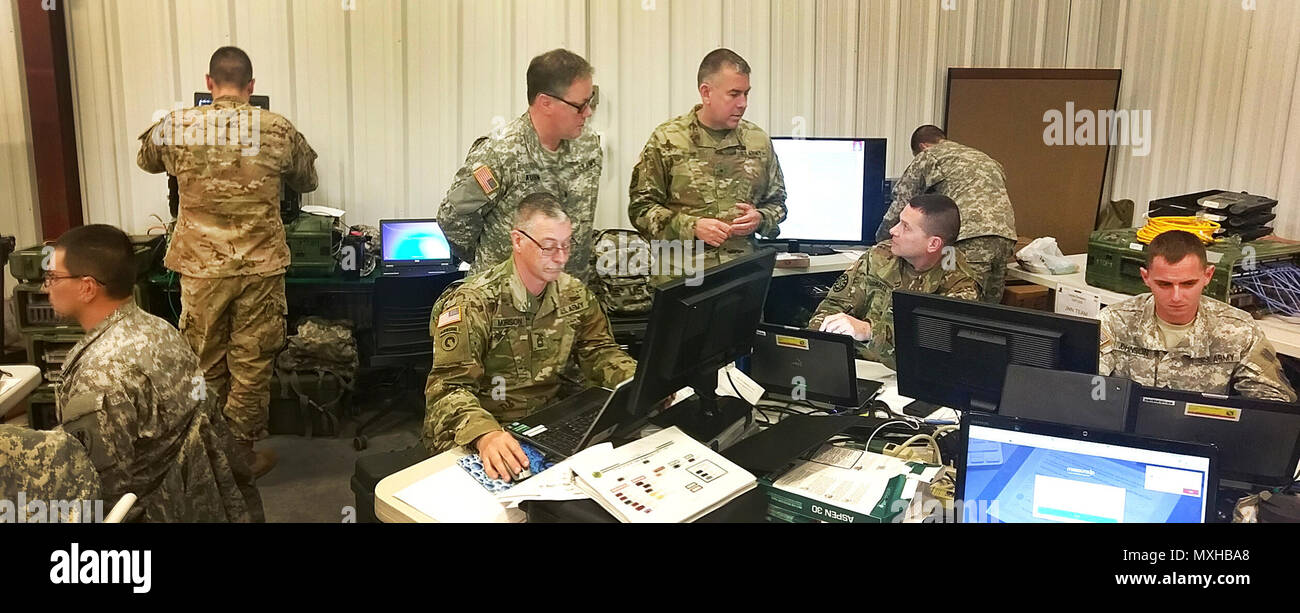 Le brig. Le général Michael A. Stone,46e Commandement de la Police militaire, Lansing, MI., des entretiens avec des membres de l'unité sur l'exercice d'entraînement qui va confirmer l'état de préparation opérationnelle du 46e MPC pour répondre aux incidents chimiques, biologiques, radiologiques et nucléaires à l'appui des collectivités locales, fédérales et des organismes civils. (Michigan Army National Guard Banque D'Images