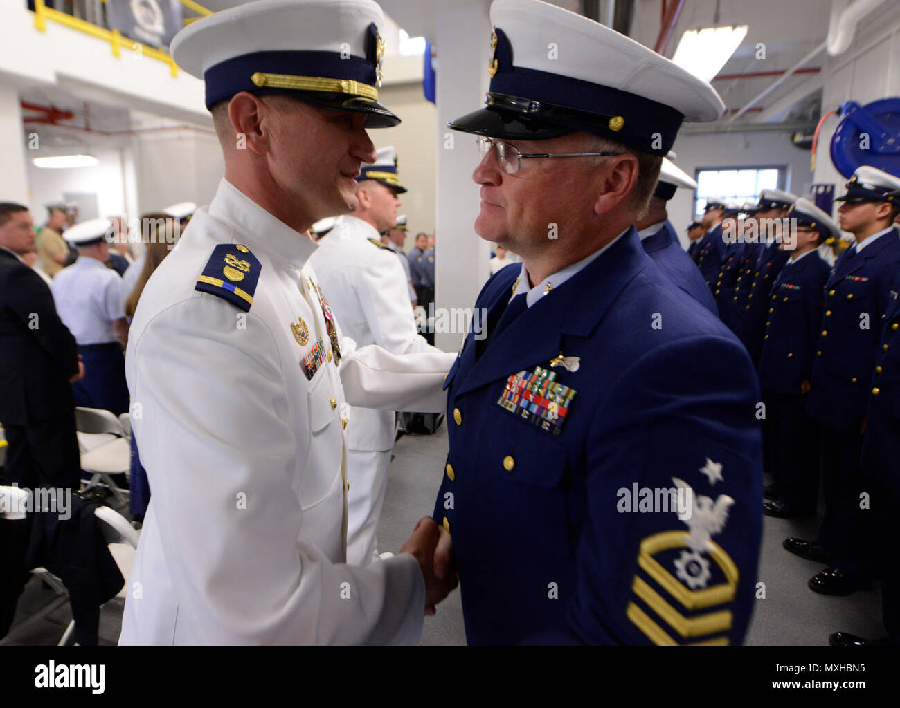 POINT PLEASANT BEACH, NEW JERSEY. - L'Adjudant-chef Christopher Sparkman félicite les membres de Manasquan Inlet Station, qui s'est vu attribuer une Mention élogieuse de l'équipe mérite au cours de la cérémonie de passation de commandement à Manasquan Inlet Station, Point Pleasant Beach, New Jersey, le 5 mai 2017. L'Adjudant-chef Christopher Sparkman a passé le commandement de la station d'entrée à Manasquan sur l'Adjudant-chef Joseph Carlino. Banque D'Images