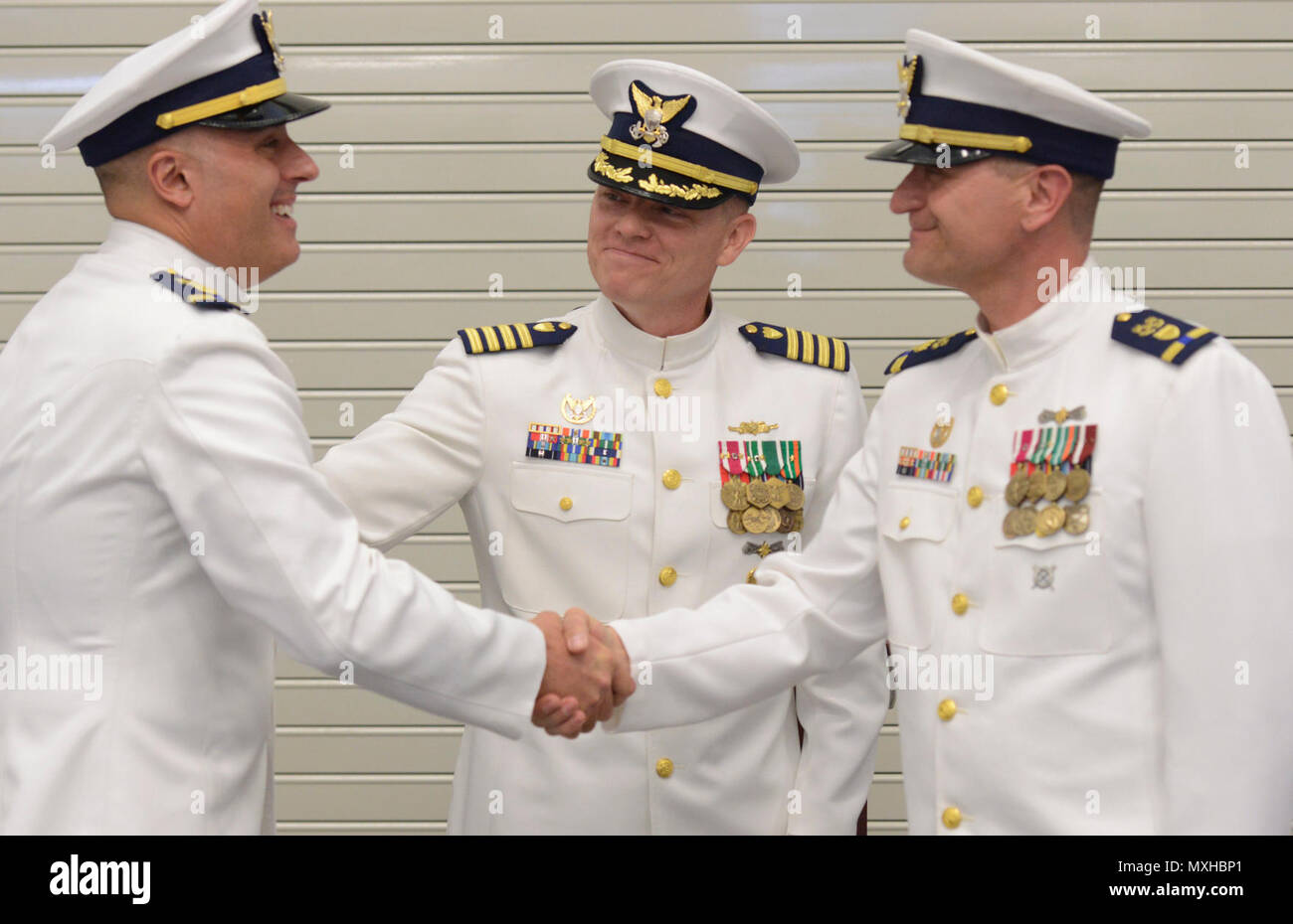 POINT PLEASANT BEACH, NEW JERSEY. - L'Adjudant-chef Joeseph Carlino prend le commandement de la station de la Garde côtière d'entrée de Manasquan l'Adjudant-chef Christopher Sparkman au cours de la station, cérémonie de passation de commandement à Point Pleasant Beach, New Jersey, le 5 mai 2017. Banque D'Images