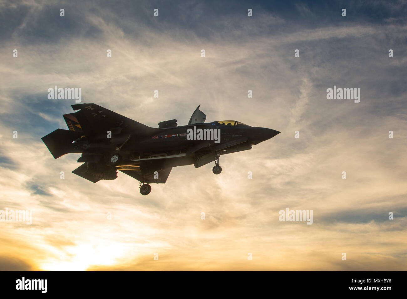Océan Pacifique (nov. 7, 2016) - Un F-35B Lightning II à décollage/atterrissage vertical (STOVL) se prépare pour l'atterrissage sur le navire d'assaut amphibie USS America (LHA 6). Dans un troisième et dernier F-35B affectation de phase de test (DT-III), l'aéronef est en pleine expansion de l'enveloppe par le biais d'une série de lancements et recouvrements dans diverses conditions d'exploitation telles que l'état de la mer et des vents forts. (U.S. Photo de la marine par le lieutenant J.G. Maideline Sanchez/libérés) Banque D'Images
