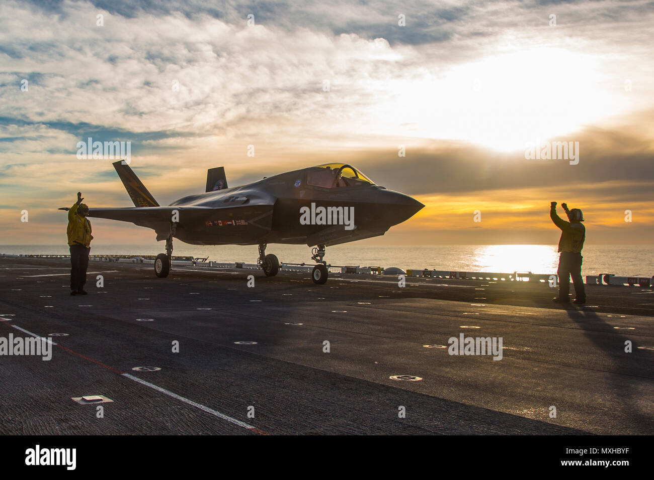 Océan Pacifique (nov. 7, 2016) - deux agents d'entretien d'aéronefs utilisent des signaux pour diriger un F-35B Lightning II avant d'aéronefs sur le pont en préparation pour le lancement de l'assaut amphibie USS America (LHA 6). Dans un troisième et dernier F-35B affectation de phase de test (DT-III), l'aéronef est en pleine expansion de l'enveloppe par le biais d'une série de lancements et recouvrements dans diverses conditions d'exploitation telles que l'état de la mer et des vents forts. (U.S. Photo de la marine par le lieutenant J.G. Maideline Sanchez/libérés) Banque D'Images