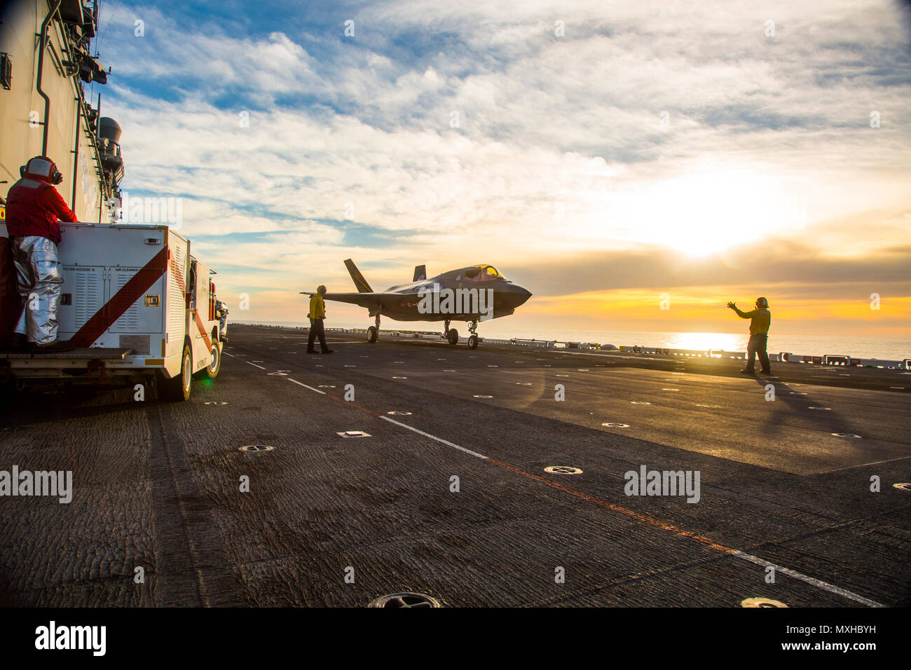 Océan Pacifique (nov. 7, 2016) - deux agents d'entretien d'aéronefs utilisent des signaux pour diriger un F-35B Lightning II avant d'aéronefs sur le pont en préparation pour le lancement de l'assaut amphibie USS America (LHA 6). Dans un troisième et dernier F-35B affectation de phase de test (DT-III), l'aéronef est en pleine expansion de l'enveloppe par le biais d'une série de lancements et recouvrements dans diverses conditions d'exploitation telles que l'état de la mer et des vents forts. (U.S. Photo de la marine par le lieutenant J.G. Maideline Sanchez/libérés) Banque D'Images