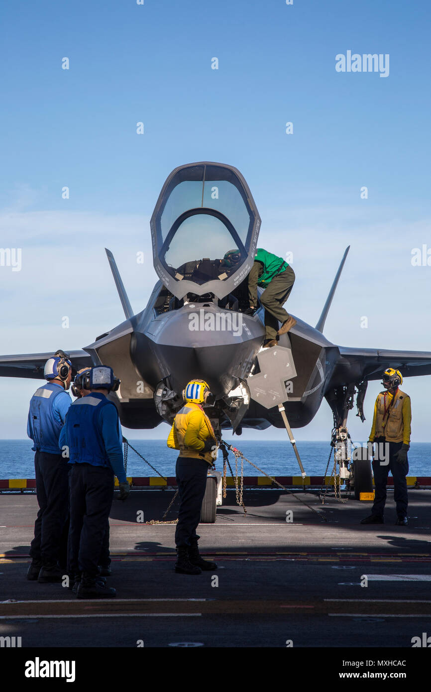 Océan Pacifique (nov. 7, 2016) - coordonner le personnel du poste de pilotage d'un avion avec le lancement et la récupération de l'équipage alors qu'il descend d'un F-35B Lightning II aéronefs avant l'activation de l'ascenseur et l'abaissement de l'avion au hangar bay. Le personnel affecté à la marine américaine le navire d'assaut amphibie USS America (LHA 6) ont acquis une précieuse expérience pratique avec le décollage court et atterrissage vertical (STOVL) avions durant sa troisième et dernière phase de test de développement (DT-III). (U.S. Photo de la marine par le lieutenant J.G. Maideline Sanchez/libérés) Banque D'Images