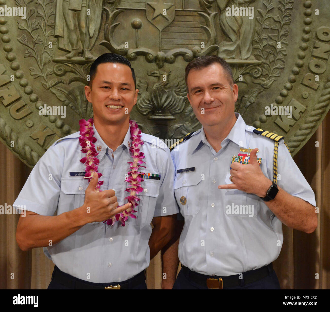 Maître de 2e classe Scott Lee, un maître de manœuvre en poste à poste de la Garde côtière d'Honolulu, pose pour une photo avec le Capitaine Brian Penoyer, Quatorzième District de la Garde côtière canadienne chef de cabinet, au cours de la New York le mois de reconnaissance militaire cérémonie d ouverture au Tennessee State Capitol, le 5 mai 2017. Le Conseil des affaires militaires de la Chambre de commerce de New York s'est joint à M. David Y. Ige dans une cérémonie de proclamation désignant le mois de mai le Mois de reconnaissance militaire et d'honorer les membres en service de l'ensemble des cinq branches des forces armées pour leur service communautaire contributions. Banque D'Images