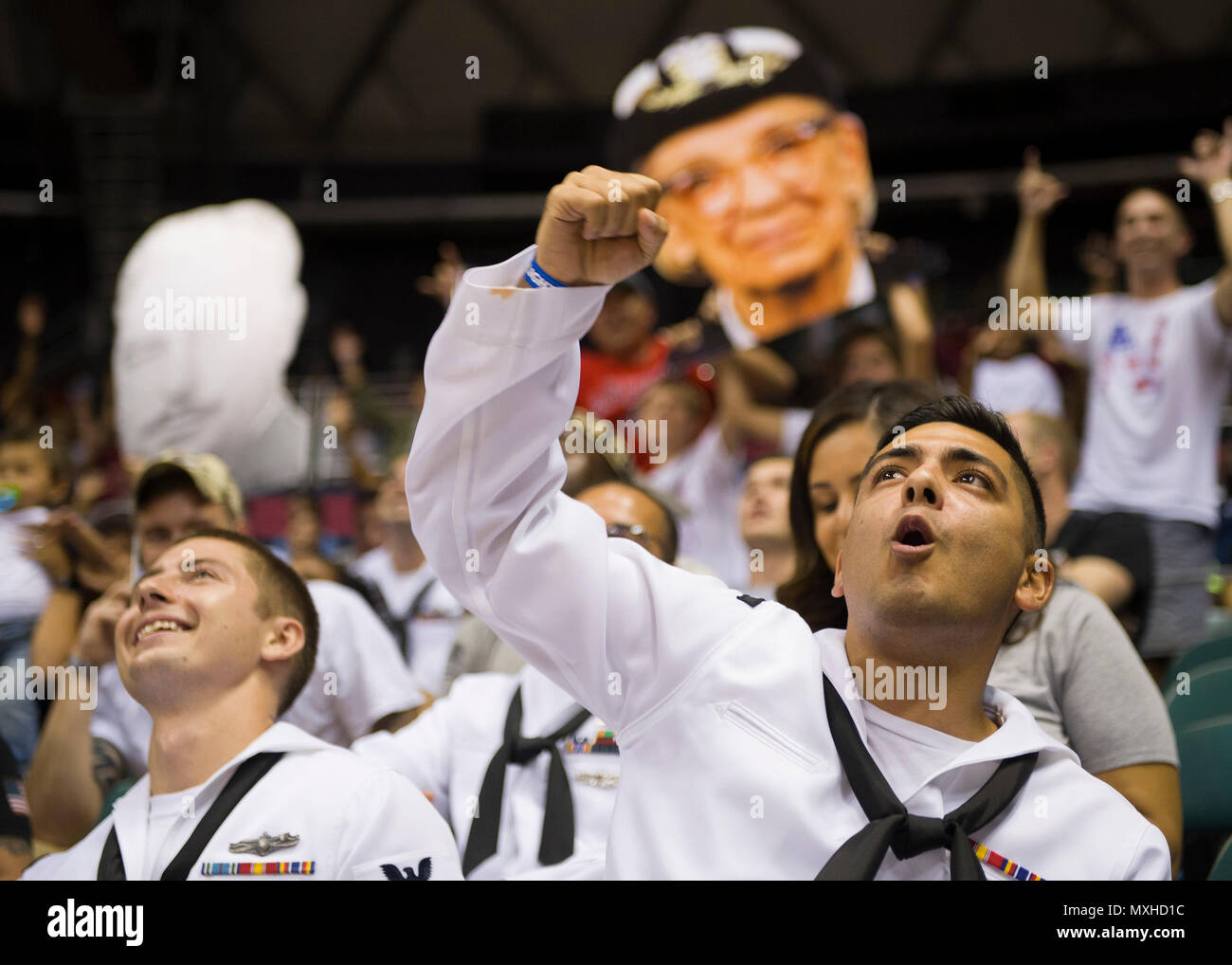 161111-N-AV234-021 (Nov.11, 2016) - HONOLULU- marins stationné à Pearl Harbor, encourager les Wildcats de l'Arizona et le Michigan State Spartans au cours de la Forces armées 2016 Classic à New York University's Stan Sheriff Centre. Les Forces armées des commutateurs classiques chaque année à des sites militaires différents endroits autour du monde. 2016 marque la cinquième édition classique des forces armées et est actuellement détenu à New York en l'honneur de la Marine et le 75e anniversaire de l'attaque sur Pearl Harbor. (U.S. Photo de la marine du Maître de 2e classe Somers/Steelman libéré) Banque D'Images