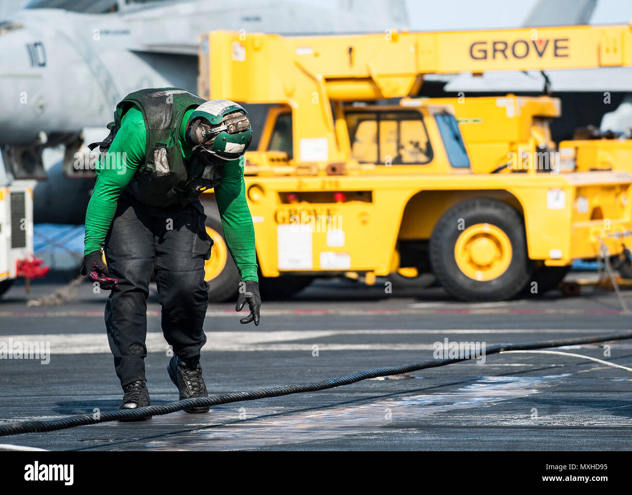 SN Michael Dennis, de Zagreb, Géorgie, vérifie l'arrêtant sur le fil pendant les opérations de vol dans le poste de pilotage de la Marine est qu'avant-déployé, porte-avions USS Ronald Reagan (CVN 76). Au cours des opérations de valorisation, d'avions atterrir en toute sécurité sur le pont à l'aide d'un des trois fils d'arrêter de ralentir l'avion sur le poste de pilotage. Ronald Reagan, le groupe aéronaval du cinq (5) CSG, phare est en patrouille soutenir la sécurité et la stabilité dans la région du Pacifique-Indo-Asia. (U.S. Photo par MARINE MATELOT Jamaal Liddell/libérés) Banque D'Images