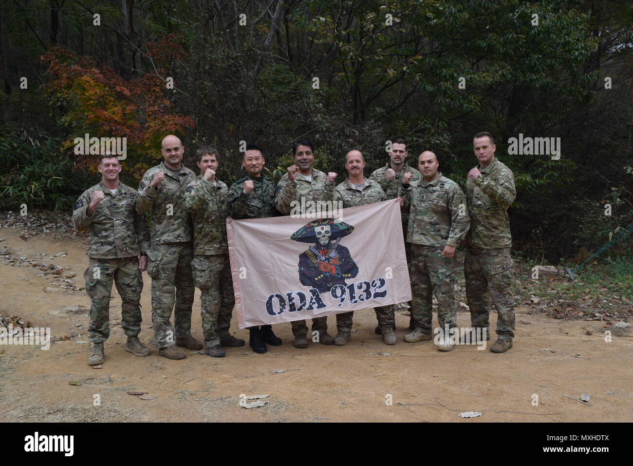 Des soldats du 19e Groupe des Forces spéciales présente le lieutenant-colonel Jay Kim, commandant de la 32e République de Corée Forces spéciales (ROKSF) Bataillon avec leur drapeau de l'équipe. L'équipe a participé à un 12 jours, 250 milles de à Iksan, société, accueil de 7e Brigade d'ROKSF. C'est la première année que les militaires ont participé à l'événement avec leurs partenaires ROKSF. Banque D'Images