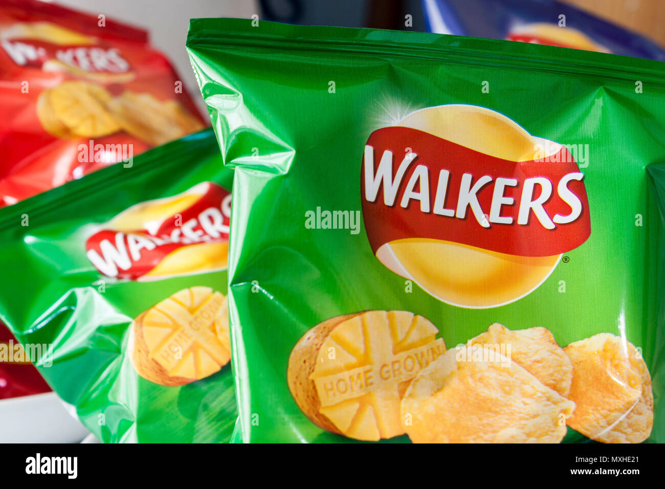 Les paquets de chips Walkers saveurs assorties Banque D'Images