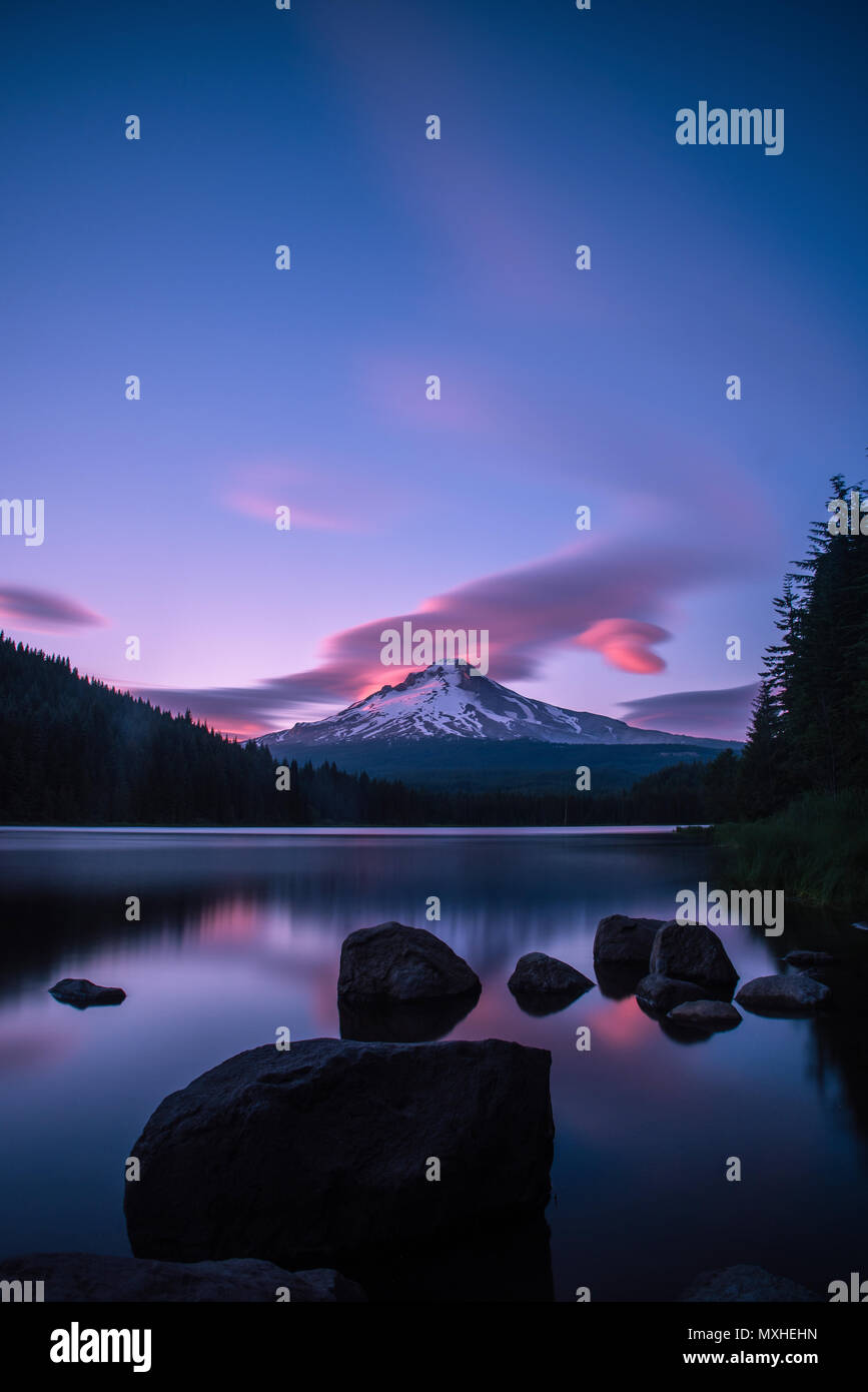 Coucher du soleil d'été plus de Mt Hood et Trillium Lake Banque D'Images