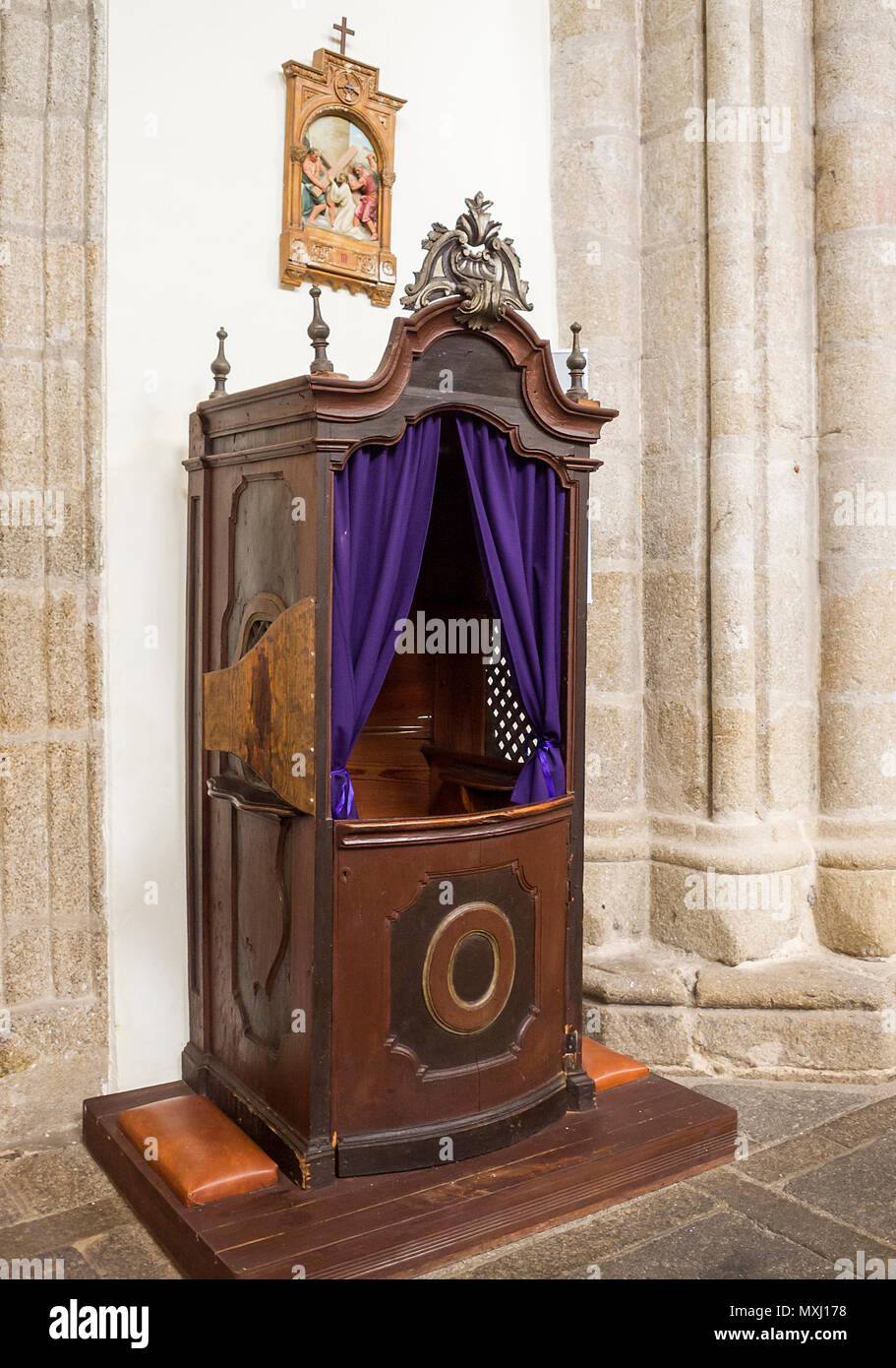 Confesionario. Eglise de Santa María la Mayor La Colegial. Talavera de la Reina. Conjunto histórico artístico. Provincia de Tolède. España. Banque D'Images