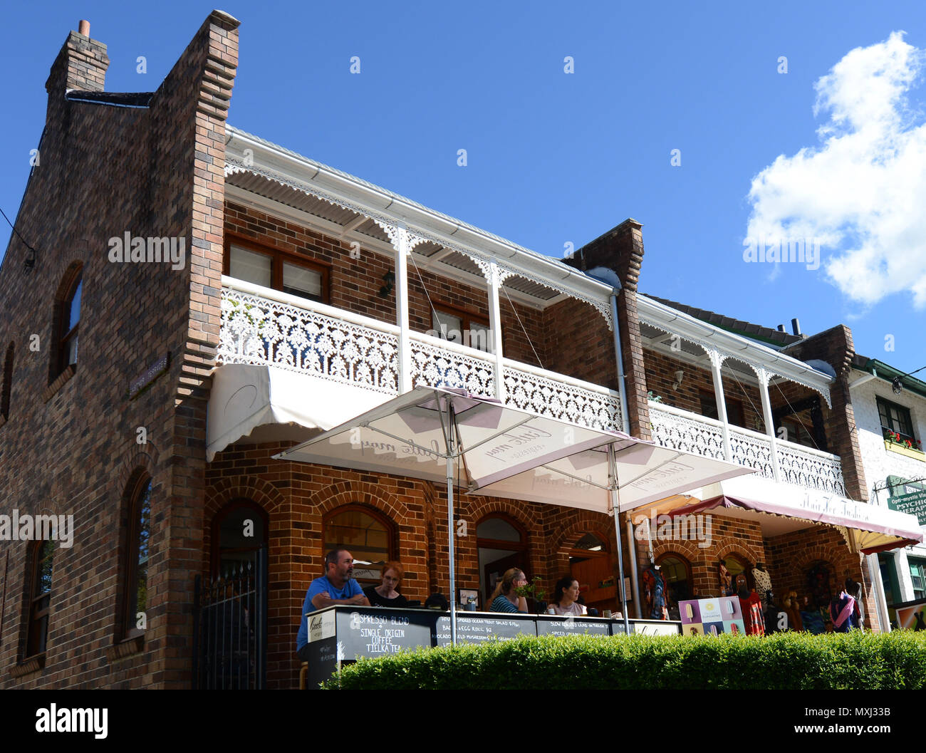 Les cafés le long de la rue Main à Canteleu, Queensland. Banque D'Images