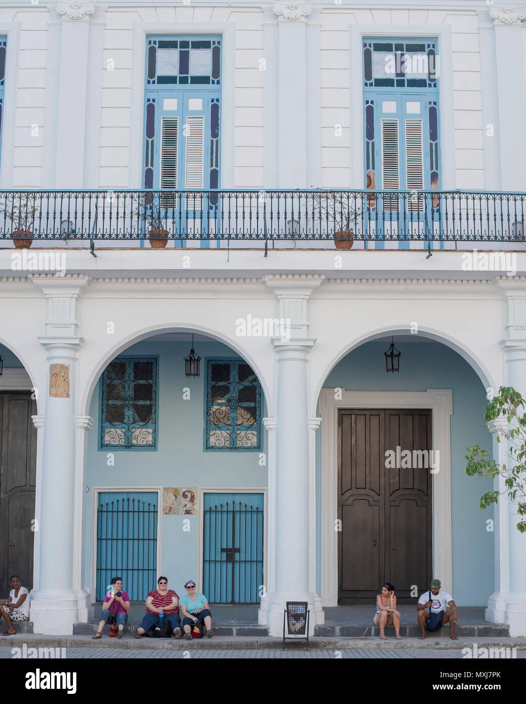 Les cubains se détendre sur le trottoir. Banque D'Images
