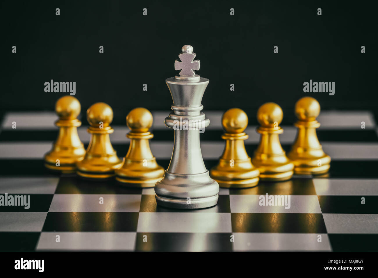 Bataille d'échecs Stratégie jeu de défi de renseignement sur l'échiquier. Le concept de la stratégie de réussite. Chef d'entreprise d'échecs et succès idée. La stratégie d'échecs Banque D'Images