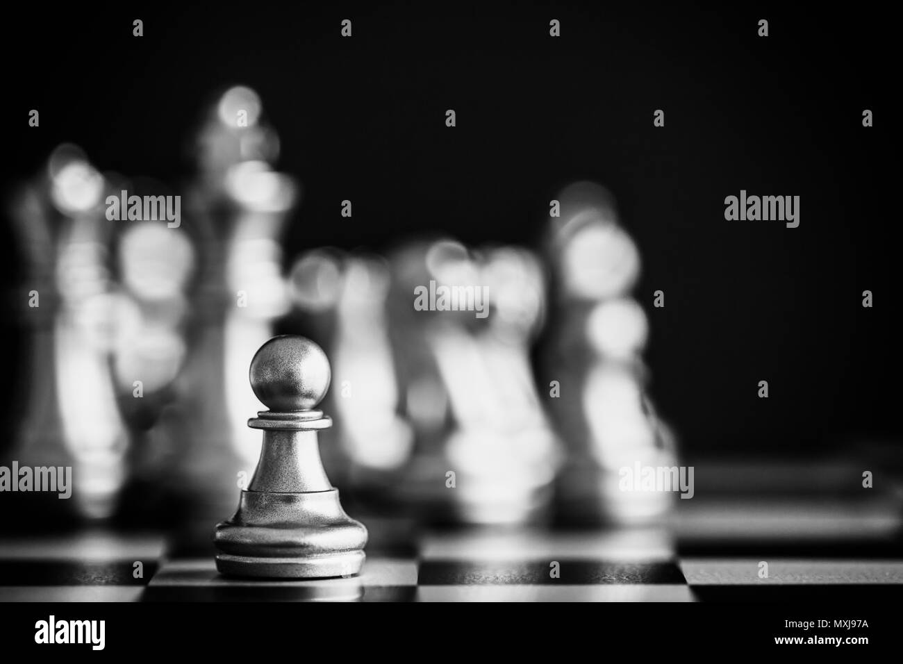 Bataille d'échecs Stratégie jeu de défi de renseignement sur l'échiquier. Le concept de la stratégie de réussite. Chef d'entreprise d'échecs et succès idée. La stratégie d'échecs Banque D'Images
