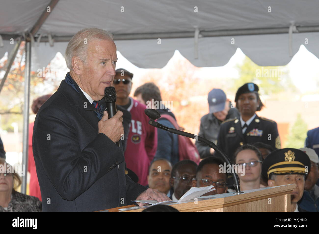 11/11/16 - Veteran's Day Event le Vice-président Joe Biden parle au cours de la célébration de la Journée des anciens combattants à la Delaware Memorial Bridge en tant que membres de tous les services qu'hier et d'aujourd'hui honorer ceux qui ont servi, dans la région de Wilmington, Del. (US Army National Guard photo prise par le s.. James/Pernol libéré) Banque D'Images