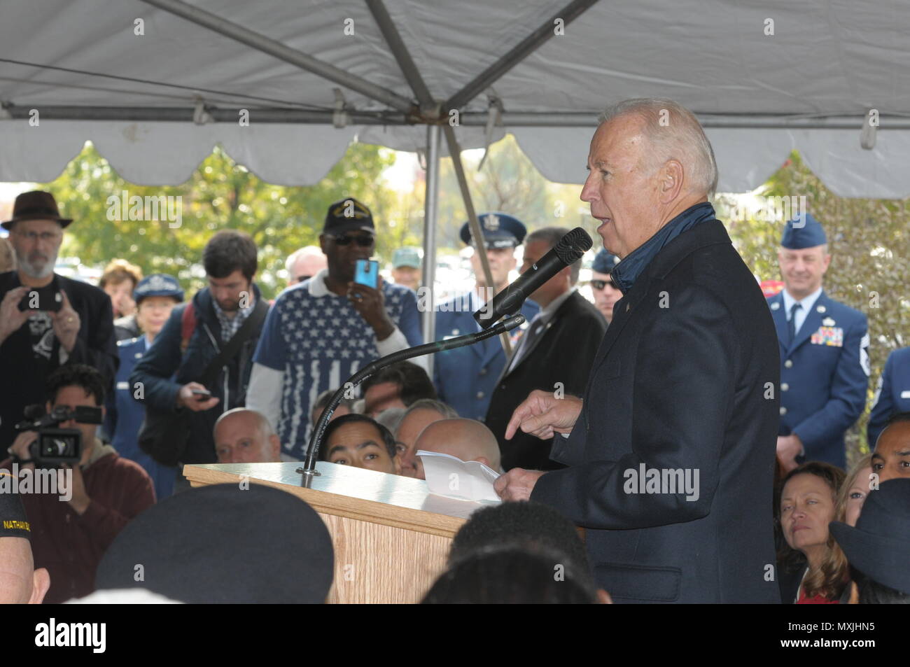 11/11/16 - Veteran's Day Event le Vice-président Joe Biden parle au cours de la célébration de la Journée des anciens combattants à la Delaware Memorial Bridge en tant que membres de tous les services qu'hier et d'aujourd'hui honorer ceux qui ont servi, dans la région de Wilmington, Del. (US Army National Guard photo prise par le s.. James/Pernol libéré) Banque D'Images