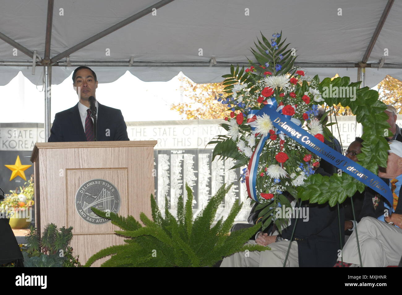 11/11/16 - Veteran's Day event du logement aux États-Unis et le développement urbain Sec. Julian Castro parle au cours de la célébration de la Journée des anciens combattants à la Delaware Memorial Bridge en tant que membres de tous les services qu'hier et d'aujourd'hui honorer ceux qui ont servi, dans la région de Wilmington, Del. (US Army National Guard photo prise par le s.. James/Pernol libéré) Banque D'Images