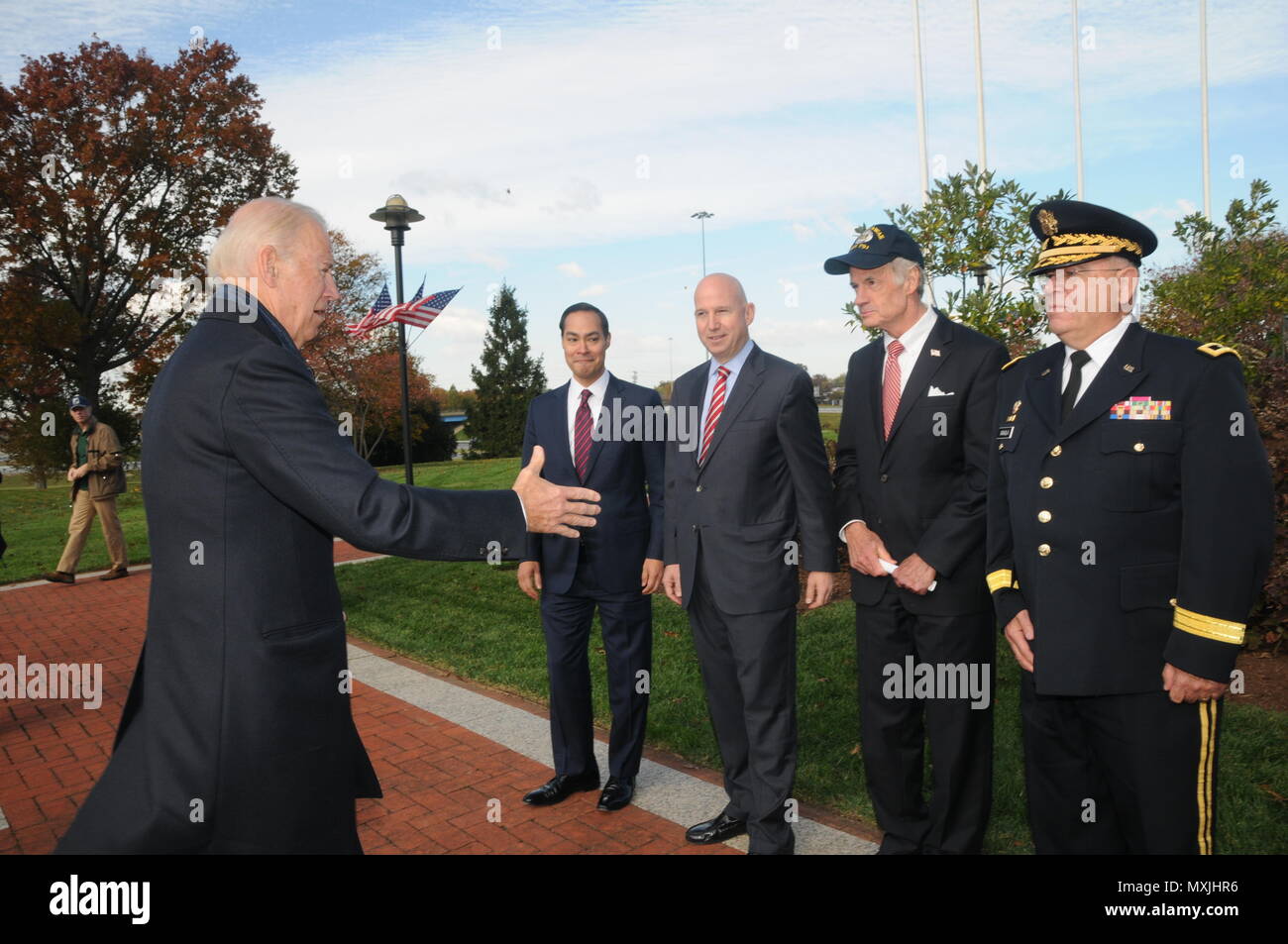 11/11/16 - Veteran's Day Event le Vice-président américain Joe Biden arrive à prendre la parole lors de la célébration de la Journée des anciens combattants à la Delaware Memorial Bridge en tant que membres de tous les services qu'hier et d'aujourd'hui honorer ceux qui ont servi, dans la région de Wilmington, Del. (US Army National Guard photo prise par le s.. James/Pernol libéré) Banque D'Images