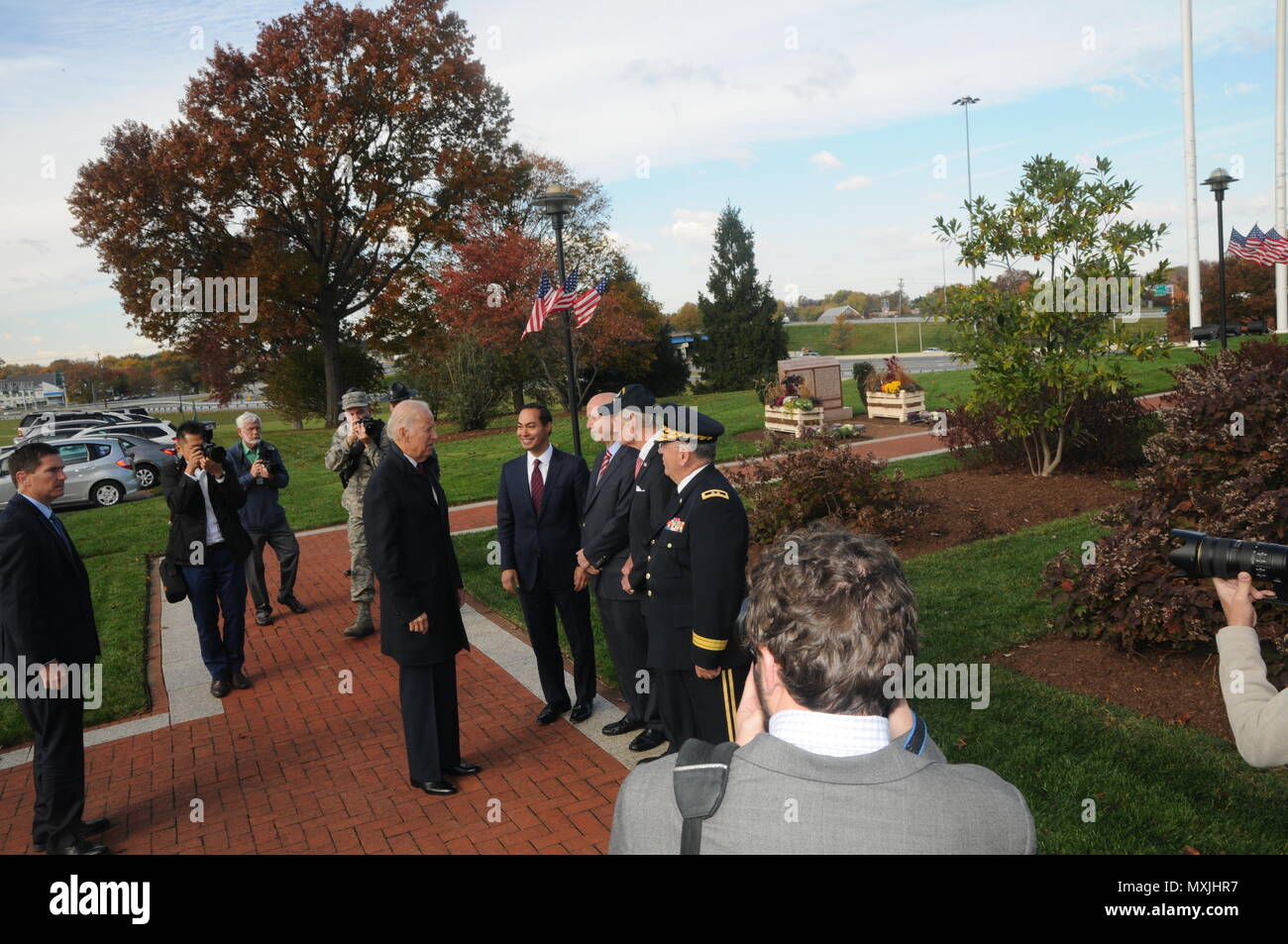 11/11/16 - Veteran's Day Event le Vice-président américain Joe Biden arrive à prendre la parole lors de la célébration de la Journée des anciens combattants à la Delaware Memorial Bridge en tant que membres de tous les services qu'hier et d'aujourd'hui honorer ceux qui ont servi, dans la région de Wilmington, Del. (US Army National Guard photo prise par le s.. James/Pernol libéré) Banque D'Images