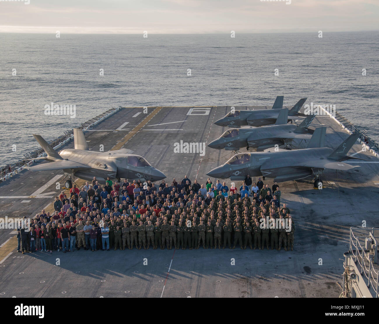Océan Pacifique (nov. 11, 2016) photo de groupe des F-35B Lightning II le personnel menant à décollage/atterrissage vertical (STOVL) des opérations à bord de l'USS America (LHA 6) au cours de la troisième et dernière phase de test de développement (DT-III) de F-35B et de l'intégration. pertinence de l'opérateur Un large groupe de Pax River Force d'essai intégré (ITF), techniciens, ingénieurs, techniciens, logisticiens, personnel de soutien et pilotes d'essai de l'air salé de chiens Évaluation et essais (Escadron VX) 23 NAS attribués à Patuxent River, Maryland, sont à bord de l'USS America avec Marine Test de fonctionnement et d'évaluation (Escadron VMX) Banque D'Images