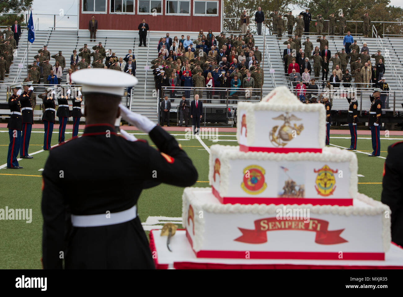 Les Marines américains saluer le Secrétaire à la Marine Ray Maybus pendant qu'il marche sur Harry B. Liversedge champ pendant la cérémonie de jour mixte, Camp Lejeune, N.C. 9 novembre, 2016. La cérémonie a lieu chaque année en l'honneur de l'anniversaire du Corps des Marines et comprend un uniforme historique, concours national de reconsécration du Corps des Marines américains et des couleurs et la coupe traditionnelles de gâteaux d'anniversaire. (U.S. Marine Corps photo par le Cpl. M. Austin) Schlosser Banque D'Images