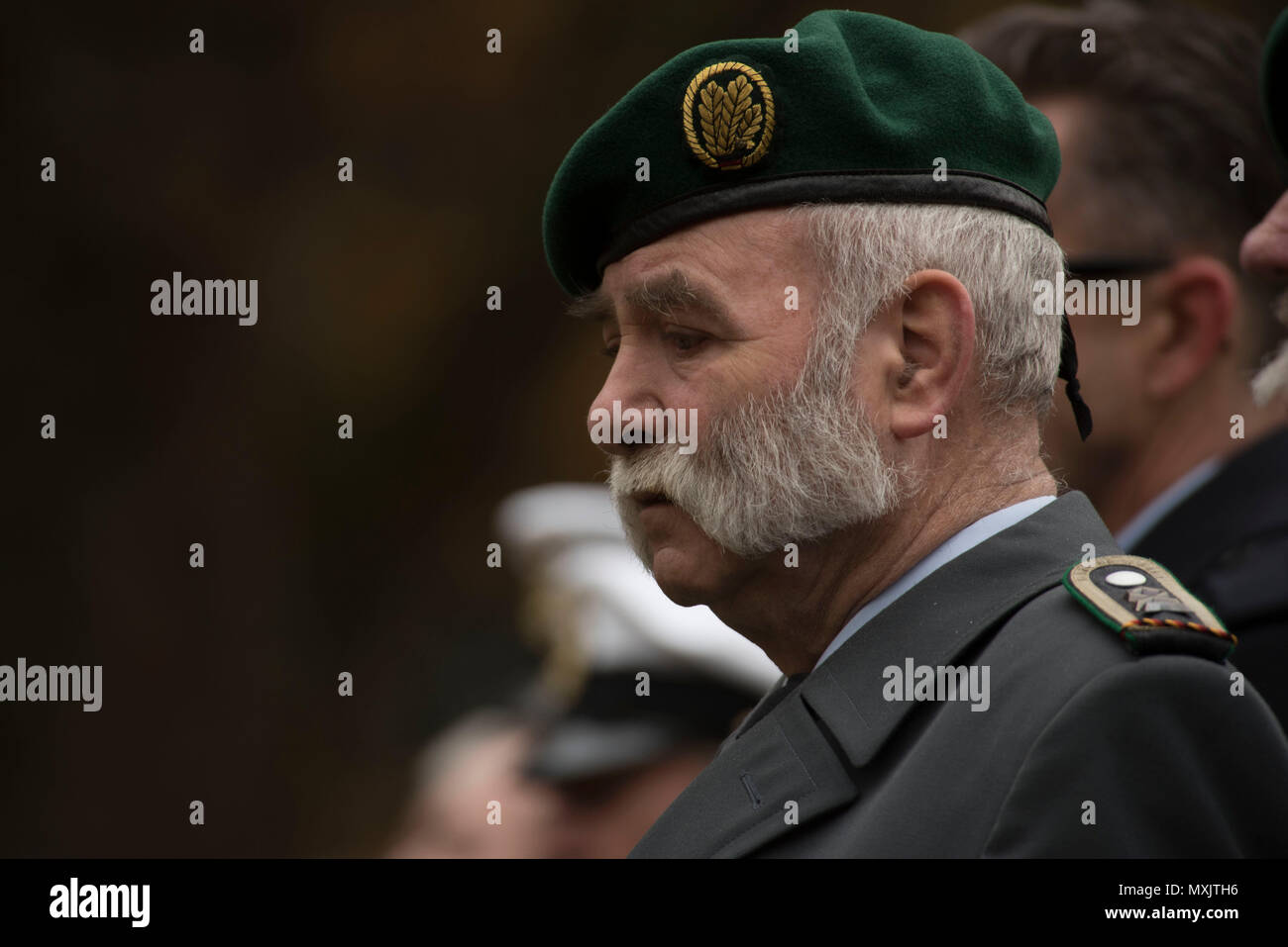 Le chef de la réserve de l'armée allemand Bernd Quirin marque une pause pendant une journée de deuil national allemand célébration cérémonie au cimetière militaire de Kolmeshöhe à Bitburg, Allemagne, le 13 novembre 2016. La journée, connu comme Volkstrauertag en allemand, observe le coût humain de la guerre et a été établi à la suite de la conclusion de la Première Guerre mondiale. (U.S. Photo de l'Armée de l'air par le sergent. Joe W. McFadden) Banque D'Images