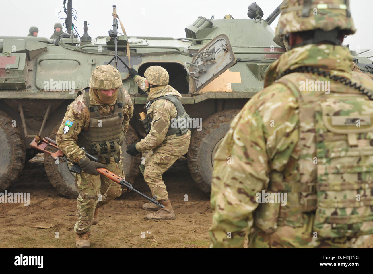 La 1ère Armée américaine Sgt. Jovanny Jones observe les soldats ukrainiens affectés au 1er Bataillon, 80e brigade aéromobile le démontage d'un véhicule blindé BTR ukrainien pendant un exercice d'entraînement au maintien de la paix internationale et la sécurité dans l'viv, Ukraine, le 12 novembre 2016. Soldats affectés à la 6e Escadron, 8e régiment de cavalerie, l'équipe de combat de la 2e Brigade d'infanterie, 3ème Division d'infanterie est déployée à l'appui de la formation Group-Ukraine multinationales conjointes. Le Group-Ukraine multinational interarmées fournit des soldats américains et le personnel des opérations spéciales pour former l'Ukraine Nat Banque D'Images