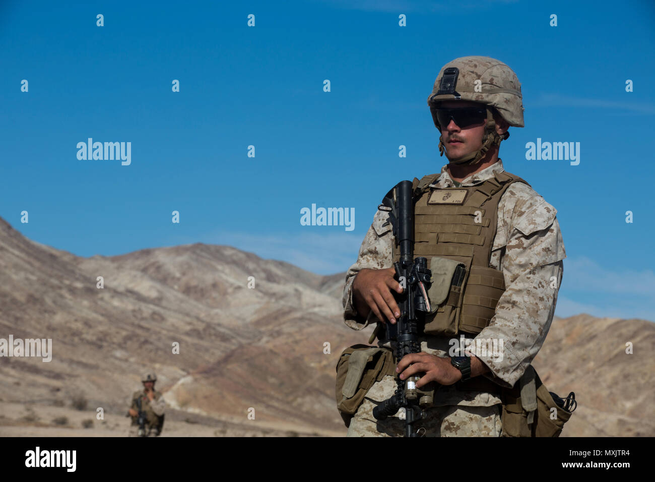 Le sergent du Corps des Marines des États-Unis. Austin C. Ellis, Compagnie d'Armes, 1er Bataillon, 2e Régiment de Marines, 2e Division de marines, des patrouilles dans la Ville de Hidalgo, sur Twentynine Palms, Californie, le 6 novembre 2016. Les Marines d'armes Société renforcé les patrouilles dans la Compagnie Alpha squad attentats en préparation pour un exercice en milieu urbain, dans le cadre de l'exercice de formation intégrée (ITX) 1-17 en préparation de la Marine à des fins spéciales du Groupe de travail air-sol. (U.S. Marine Corps photo par Lance Cpl. Sarah N. Petrock, Caméra de combat 2D MARDIV) Banque D'Images