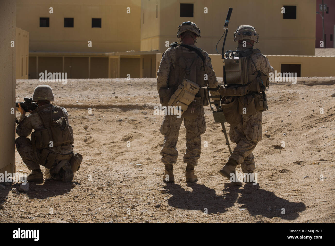 Circuit du Corps des Marines des États-Unis. Mason A. Shaw, 2e Bataillon de Génie de Combat, 2e Division de marines, balaie la simulation d'engins explosifs dans Hidalgo, la ville de Twentynine Palms, Californie, le 6 novembre 2016. Les Marines d'armes Société renforcé les patrouilles dans la Compagnie Alpha squad attentats en préparation pour un exercice en milieu urbain, dans le cadre de l'exercice de formation intégrée (ITX) 1-17 en préparation de la Marine à des fins spéciales du Groupe de travail air-sol. (U.S. Marine Corps photo par Lance Cpl. Sarah N. Petrock, Caméra de combat 2D MARDIV) Banque D'Images