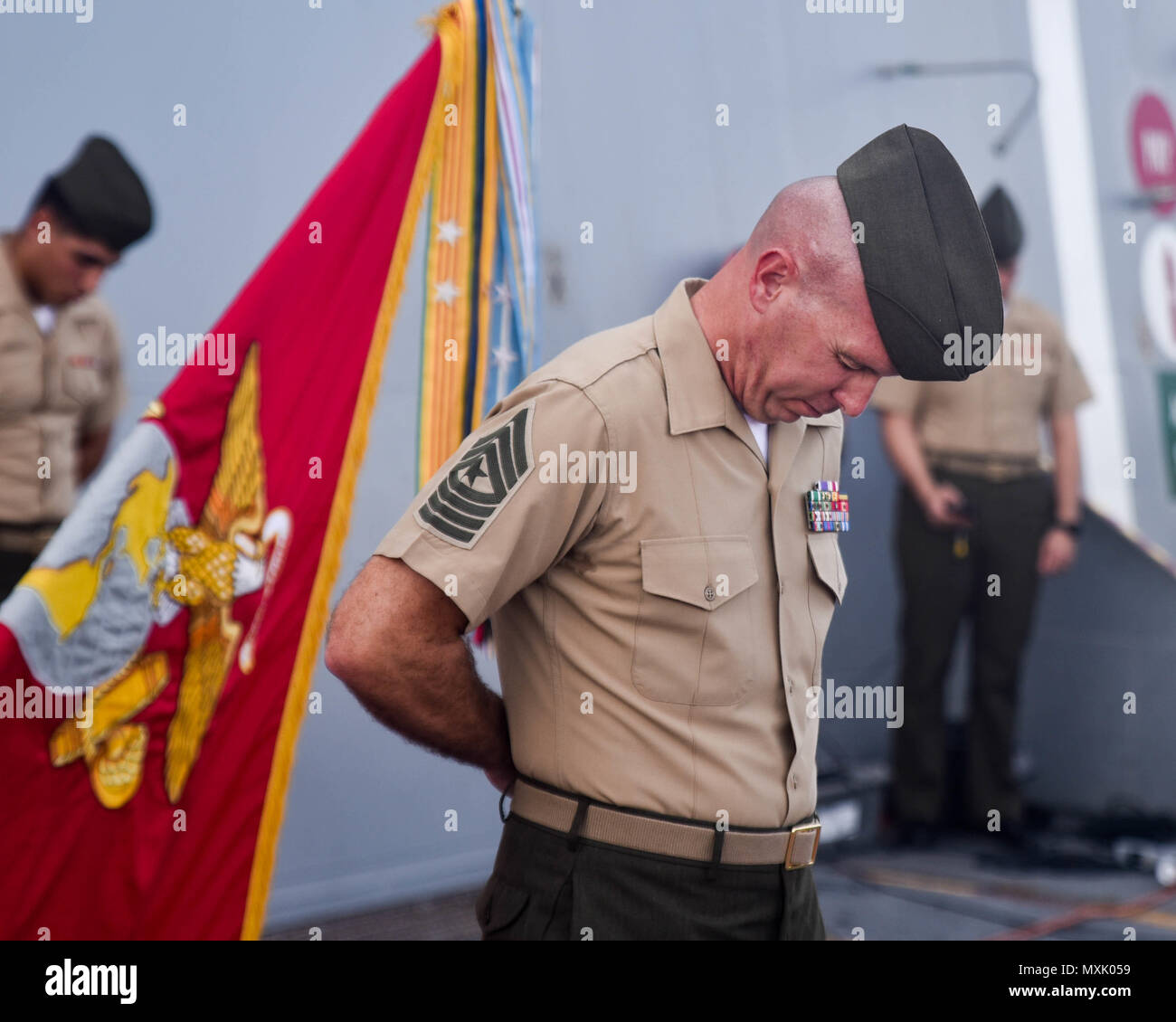 161110-N-BT947-012 Mer de Chine du Sud (nov. 10, 2016) Le Sergent Major Eric Shaffer incline sa tête au cours de l'invocation, pour la 241e cérémonie d'anniversaire du Corps des marines à bord du quai de transport amphibie USS Somerset (LPD 25). Le Somerset, une partie de l'île de Makin groupe amphibie, opère dans le domaine de la 7ème flotte américaine, opérations avec l'entrepris 11e Marine Expeditionary Unit, à l'appui de la sécurité et de la stabilité dans la région du Pacifique-Indo-Asia. (U.S. Photo de la marine du Maître de 2e classe Jacob I. Allison/libérés) Banque D'Images