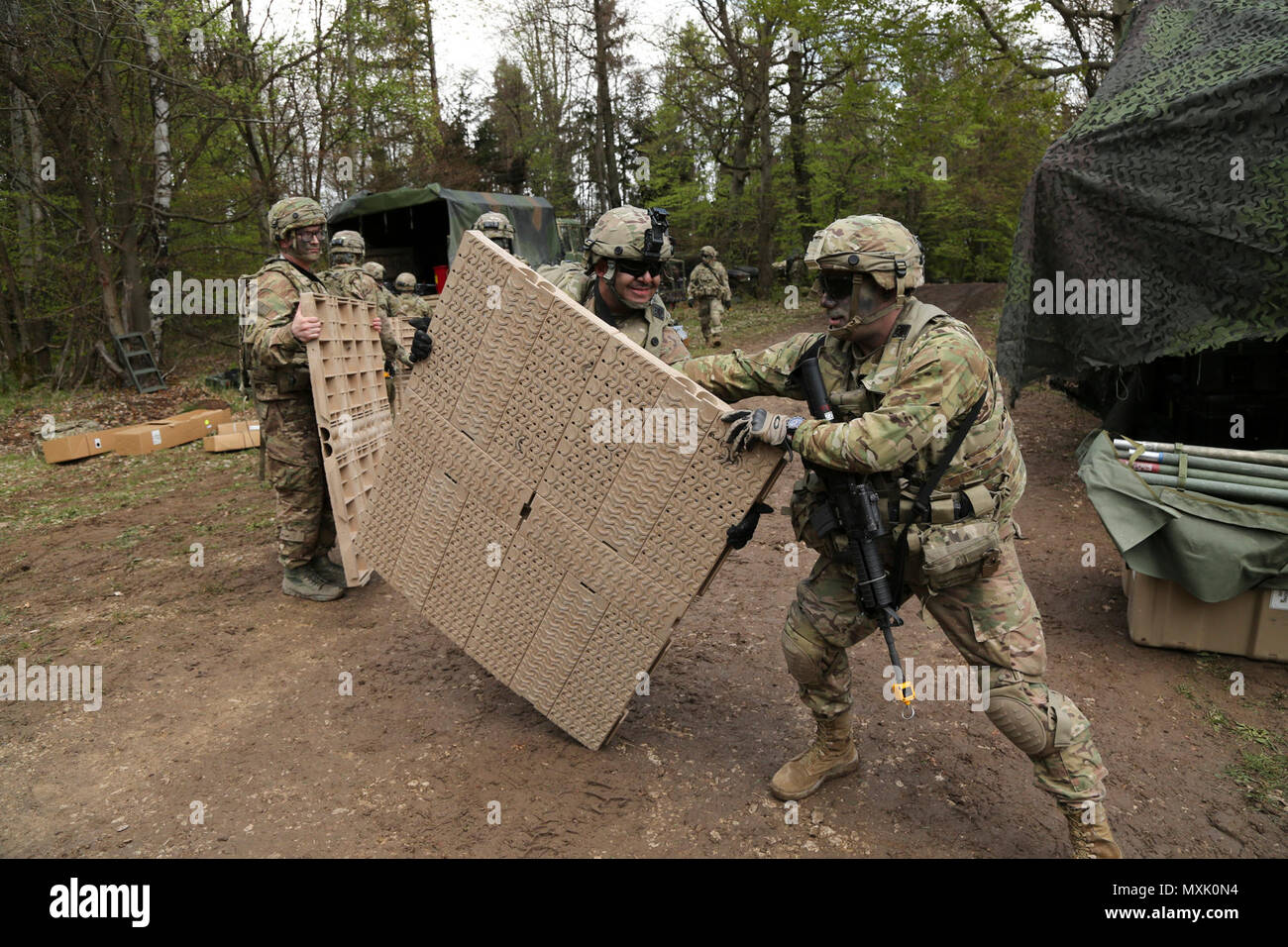 Des soldats américains de l'escadron du régiment de cavalerie 2d, décharger un véhicule tactique léger moyen alors que l'établissement d'un centre d'opérations tactiques au cours de Sabre à la jonction 17 Hohenfels Domaine de formation, l'Allemagne, le 4 mai 2017. Sortie 17 Sabre est l'armée américaine Europe's Cavalry Regiment 2d centre de formation de combat de l'exercice de certification, qui aura lieu au Centre de préparation interarmées multinationale à Hohenfels, Allemagne, Avril 25-Mai 19, 2017. L'exercice a pour but d'évaluer l'état de préparation du régiment pour mener des opérations terrestres unifiée, avec un accent particulier sur les répétitions la transition Banque D'Images