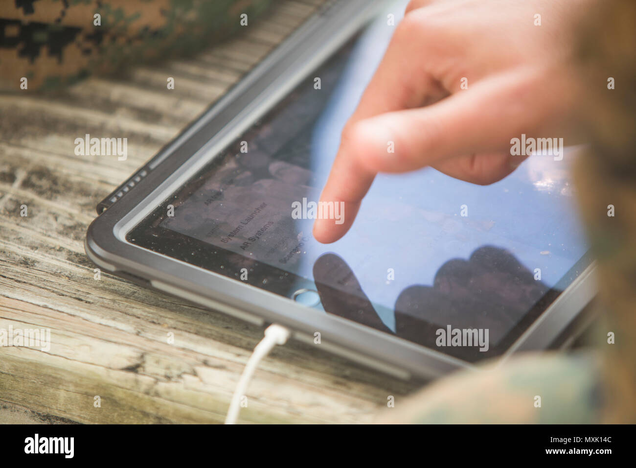 U.S. Marine Corps Le Capitaine Kevin Fitzsimmons, un officier d'infanterie 2e Bataillon, 6e Régiment de Marines, 2e Division de Marines (2d MARDIV), parcelles de points sur un Apple iPad au cours de la nouvelle technologie et l'innovation Spartiate sur la Semaine de Camp Lejeune, N.C., 15 novembre 2016. L'émergence de Spartan de la technologie et de l'innovation semaine met en vedette le nouveau matériel de la réalité virtuelle utilisée pour améliorer la formation des futurs Marines. (U.S. Marine Corps photo par le Cpl. Abraham Lopez, Caméra de combat 2D MARDIV) Banque D'Images