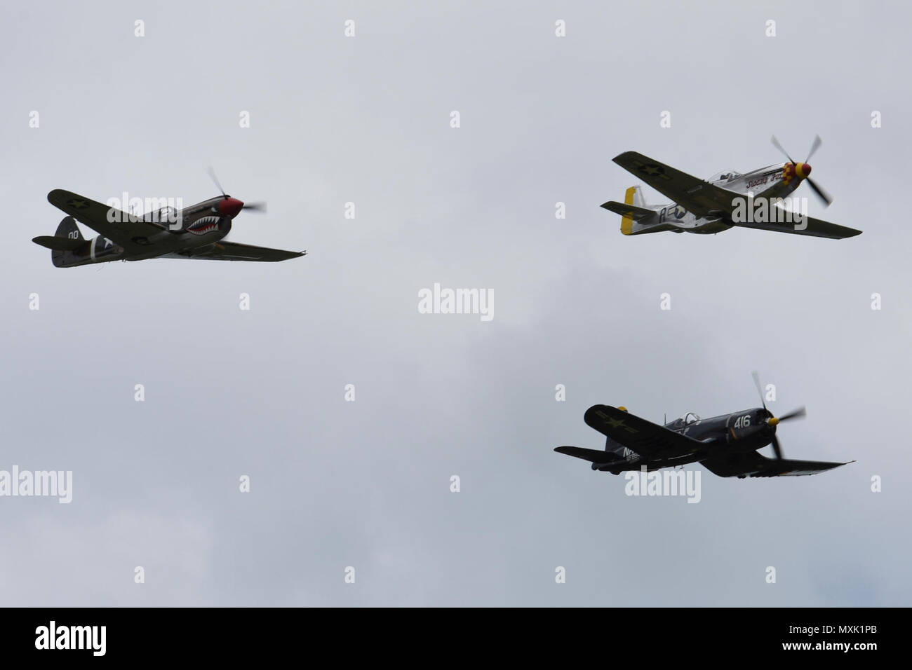 Un F4U-4 Corsair, P-51 Mustang et P-40 Warhawk effectuer au cours de la Garde nationale de Caroline du Sud et la masse de l'air Expo à McEntire Joint National Guard Base, S.C., le 5 mai 2017. Cette expo est une démonstration des capacités de la Garde nationale de Caroline du Sud, aviateurs et soldats en disant merci pour le soutien des collègues sud Carolinians et la communauté environnante. Banque D'Images