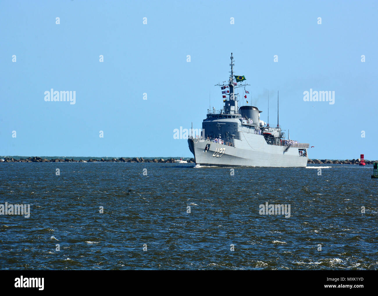 161110-N-PQ607-007 MAYPORT, Floride (nov. 10, 2016) Le navire-école brésilien NE Brasil (U27) arrive à la Station Navale de Mayport. Brasil est la réalisation d'une escale au port de Mayport dans le cadre d'une formation des aspirants de croisière (MTC) une durée de près de cinq mois. À la fin de la MTC, près de 200 enseignes seront mis en service selon les enseignes dans la marine brésilienne. (U.S. Photo de la marine du Maître de 2e classe Michael Hendricks/libérés) Banque D'Images