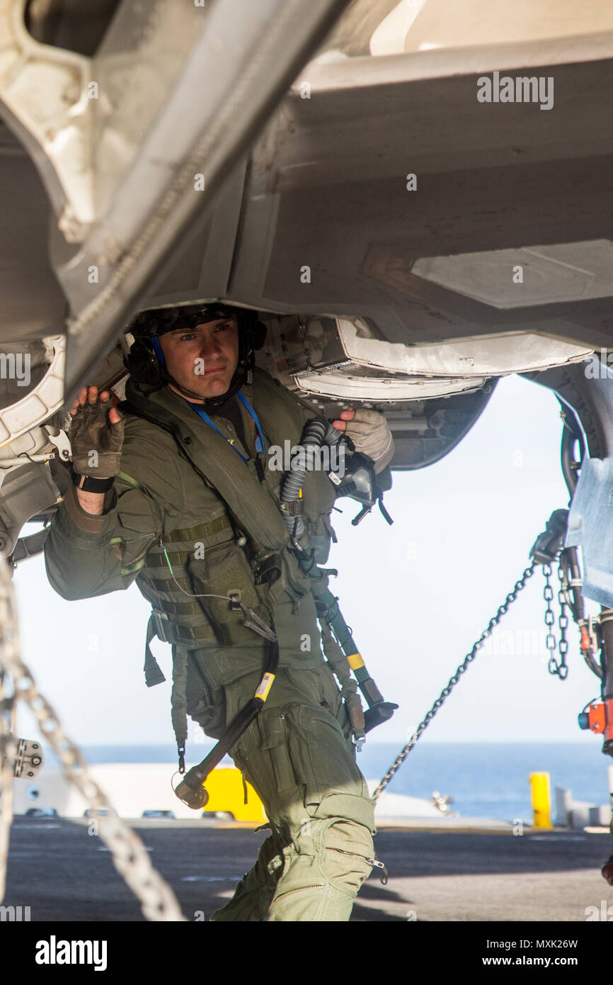 Océan Pacifique (nov. 7, 2016) - Royal Air Force Squadron Leader Andrew "Gary" Edgell, pilote d'essai britannique inspecte minutieusement ses F-35B Lightning II aéronefs pendant le preflight. Sur le F-35B en matière de développement phase de test (DT-III) à bord du navire d'assaut amphibie USS America (LHA 6), l'appareil est examiné en pleine expansion enveloppe via une série de lancements et recouvrements dans diverses conditions d'exploitation telles que l'état de la mer et des vents forts. (U.S. Photo de la marine par le lieutenant J.G. Maideline Sanchez/libérés) Banque D'Images