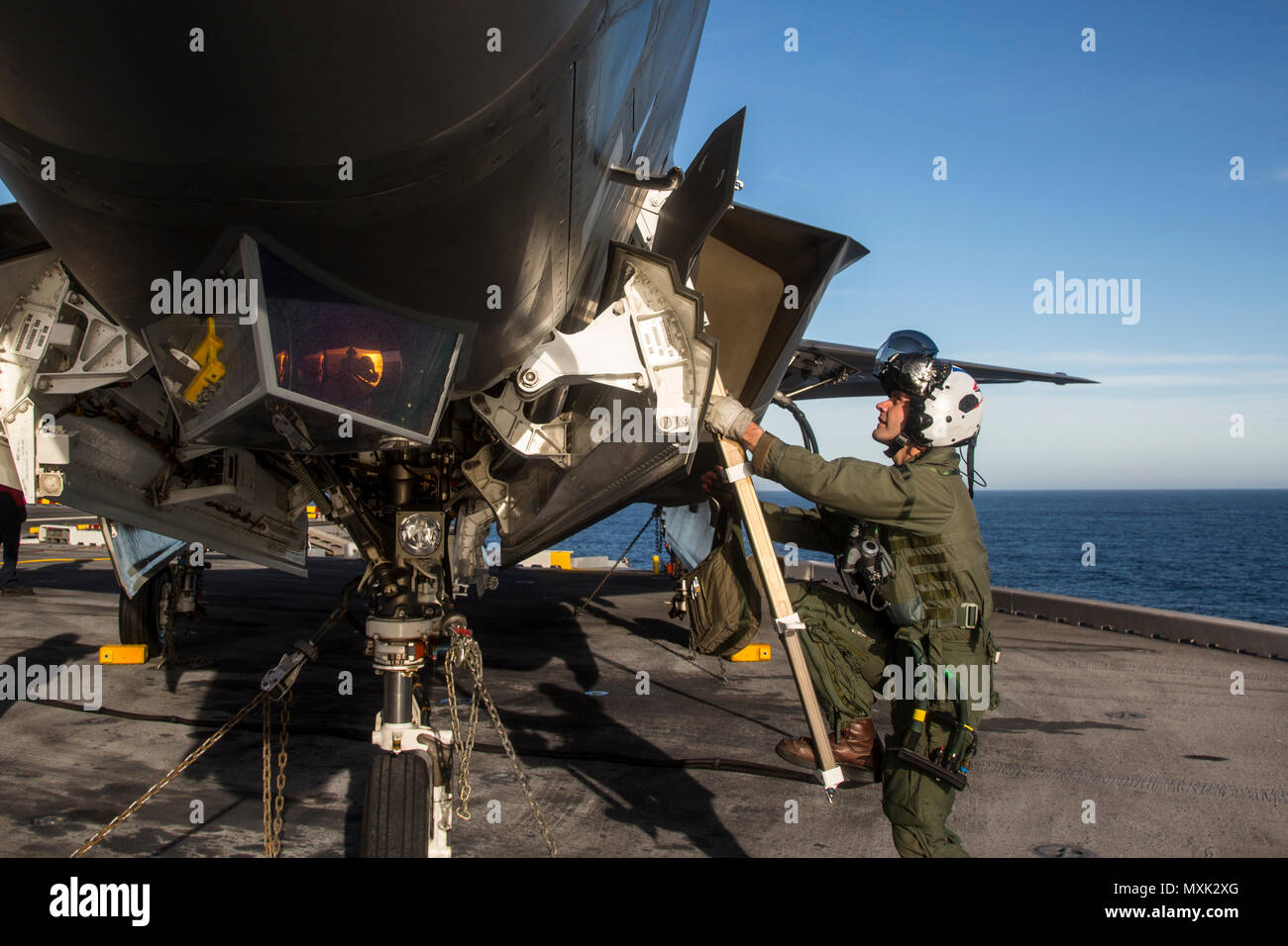 Océan Pacifique (nov. 7, 2016) - Royal Air Force Squadron Leader Andrew "Gary" Edgell, pilote d'essai britannique inspecte minutieusement ses F-35B Lightning II aéronefs pendant le preflight. Sur le F-35B en matière de développement phase de test (DT-III) à bord du navire d'assaut amphibie USS America (LHA 6), l'appareil est examiné en pleine expansion enveloppe via une série de lancements et recouvrements dans diverses conditions d'exploitation telles que l'état de la mer et des vents forts. (U.S. Photo de la marine par le lieutenant J.G. Maideline Sanchez/libérés) Banque D'Images