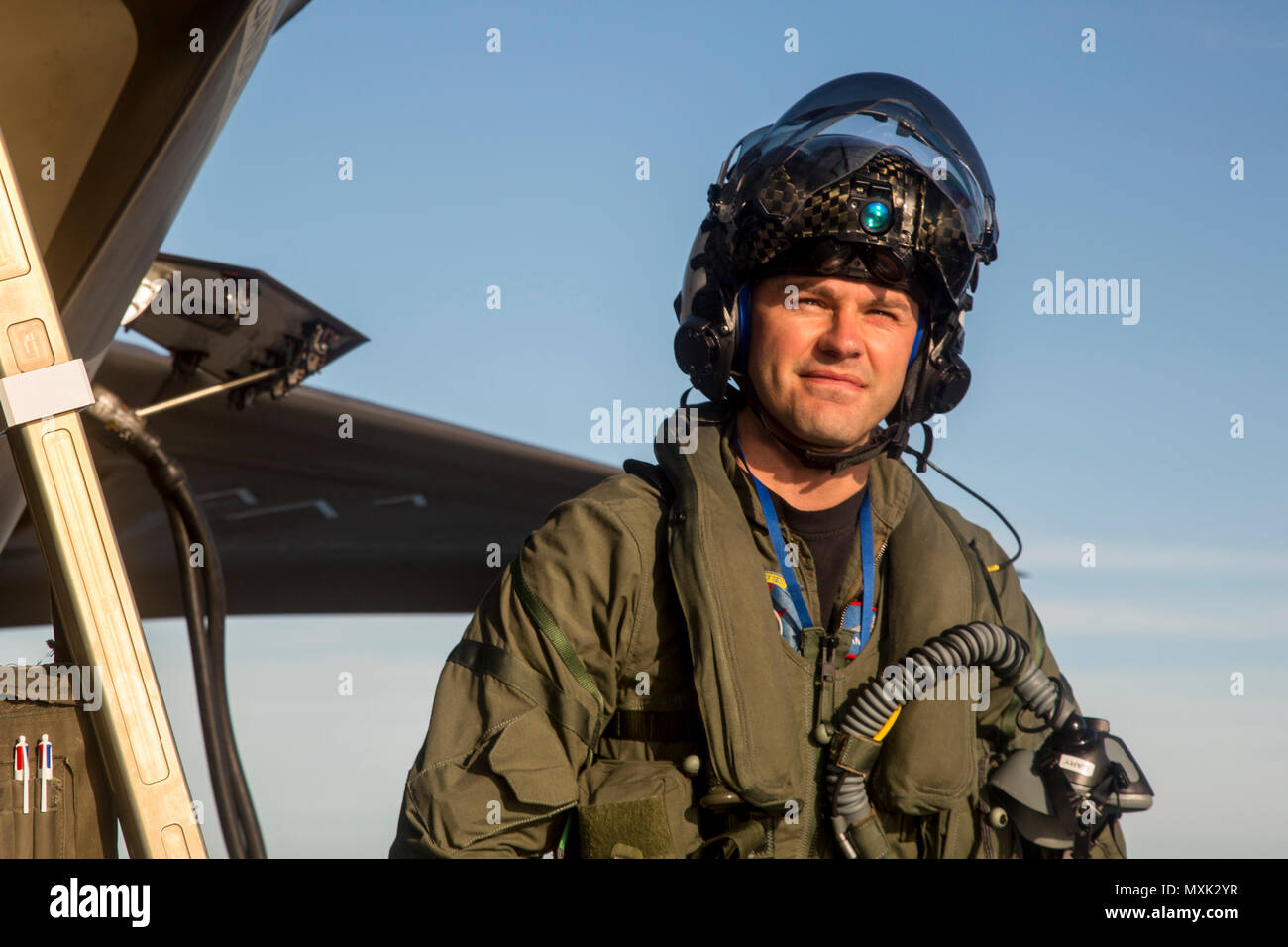 Océan Pacifique (nov. 7, 2016) - Royal Air Force Squadron Leader Andrew "Gary" Edgell, pilote d'essai britannique inspecte minutieusement ses F-35B Lightning II aéronefs pendant le preflight. Sur le F-35B en matière de développement phase de test (DT-III) à bord du navire d'assaut amphibie USS America (LHA 6), l'appareil est examiné en pleine expansion enveloppe via une série de lancements et recouvrements dans diverses conditions d'exploitation telles que l'état de la mer et des vents forts. (U.S. Photo de la marine par le lieutenant J.G. Maideline Sanchez/libérés) Banque D'Images