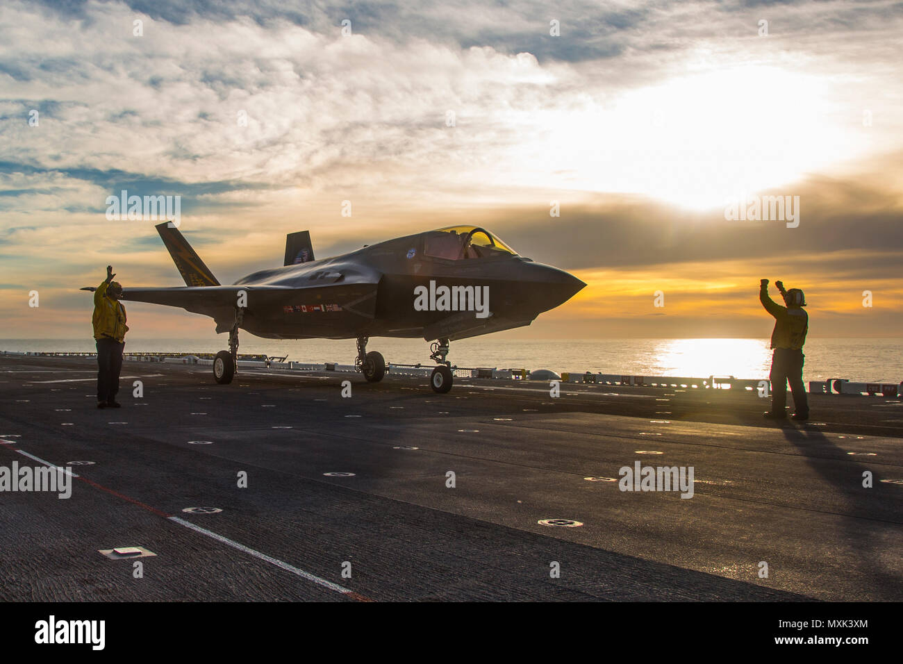 161107-N-MS311-024 OCÉAN PACIFIQUE (nov. 7, 2016) Deux agents d'entretien d'aéronefs utilisent des signaux pour diriger un F-35B Lightning II avant d'aéronefs sur le pont en préparation pour le lancement de l'assaut amphibie USS America (LHA 6). Dans un troisième et dernier F-35B affectation de phase de test (DT-III), l'aéronef est en pleine expansion de l'enveloppe par le biais d'une série de lancements et recouvrements dans diverses conditions d'exploitation telles que l'état de la mer et des vents forts. (U.S. Photo de la marine par le lieutenant J.G. Maideline Sanchez/libérés) Banque D'Images