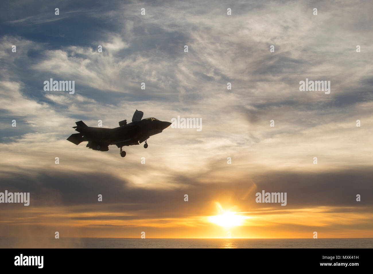 Océan Pacifique (oct. 7, 2016) - Un F-35B Lightning II à décollage/atterrissage vertical (STOVL) se prépare pour l'atterrissage sur le navire d'assaut amphibie USS America (LHA 6). Dans un troisième et dernier F-35B affectation de phase de test (DT-III), l'aéronef est en pleine expansion de l'enveloppe par le biais d'une série de lancements et recouvrements dans diverses conditions d'exploitation telles que l'état de la mer et des vents forts. (U.S. Photo de la marine par le lieutenant J.G. Maideline Sanchez/libérés) Banque D'Images