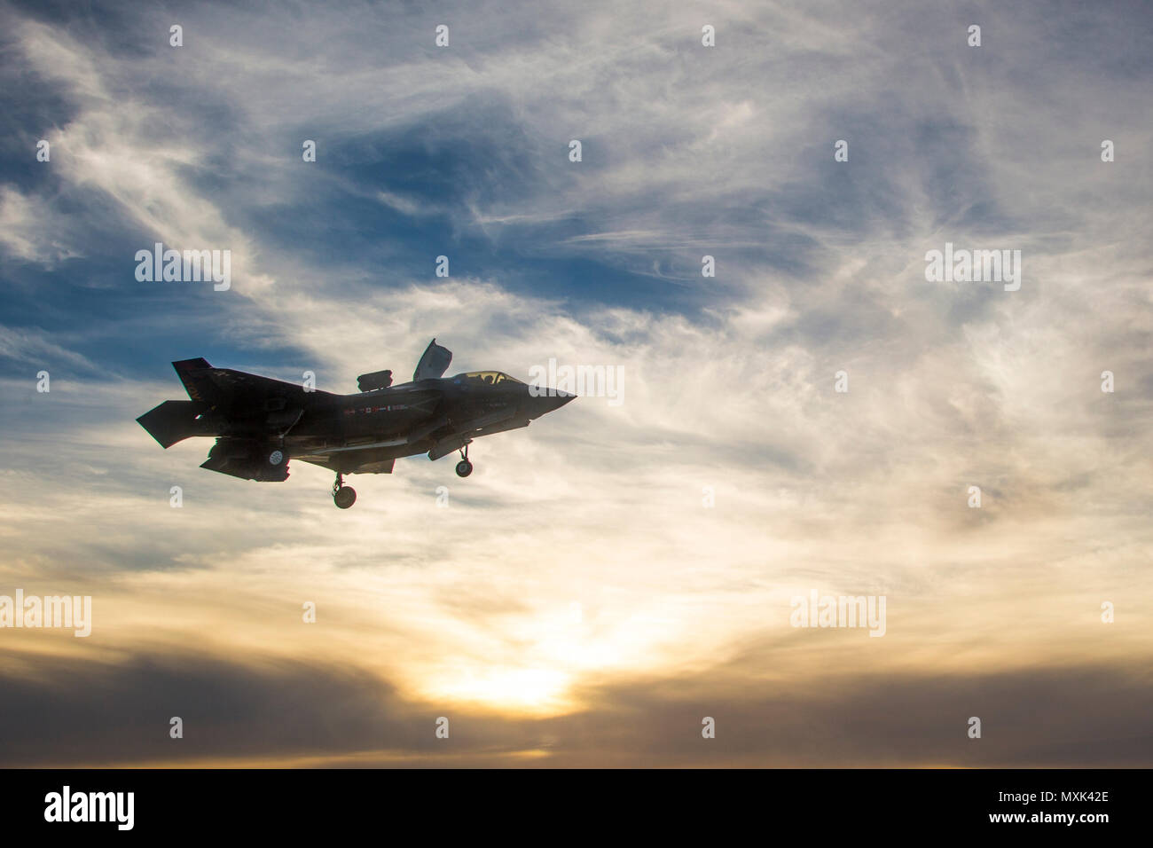Océan Pacifique (nov. 7, 2016) - Un F-35B Lightning II à décollage/atterrissage vertical (STOVL) se prépare pour l'atterrissage sur le navire d'assaut amphibie USS America (LHA 6). Dans un troisième et dernier F-35B affectation de phase de test (DT-III), l'aéronef est en pleine expansion de l'enveloppe par le biais d'une série de lancements et recouvrements dans diverses conditions d'exploitation telles que l'état de la mer et des vents forts. (U.S. Photo de la marine par le lieutenant J.G. Maideline Sanchez/libérés) Banque D'Images