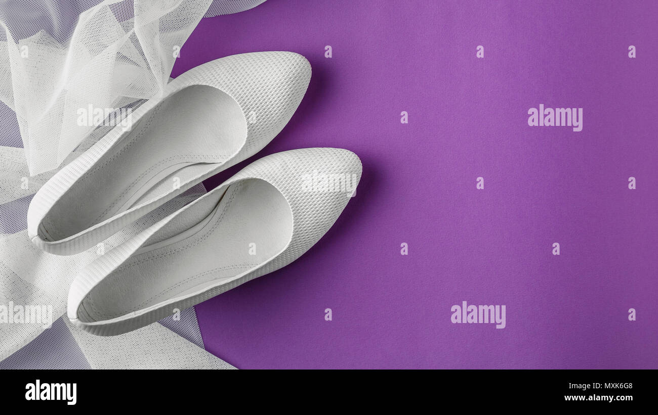 Chaussures de mariage blanc avec voile sur fond violet Banque D'Images