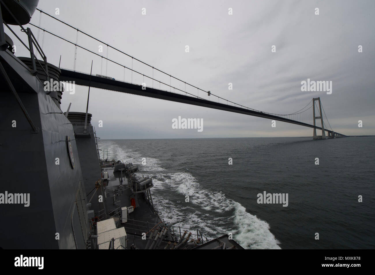 STRAITS (5 mai 2017) - La classe Arleigh Burke destroyer lance-missiles USS Carney (DDG 64) passe sous la Grande Ceinture Lien fixe au Danemark le 5 mai 2017. Carney, l'avant-déployé à Rota, Espagne, effectue actuellement sa troisième patrouille dans la sixième flotte américaine zone d'opérations à l'appui de la sécurité nationale des États-Unis en Europe. Banque D'Images