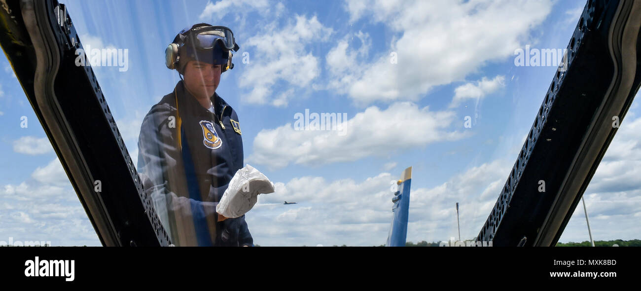 BARKSDALE AFB, en Louisiane (mai. 4, 2017) l'Aviation Machiniste 4400 2e classe Robert Weitershausen wipes un jet Blue Angel canopy au spectacle aérien de défenseurs de la liberté. Les Anges bleus sont tenues de remplir plus de 60 manifestations à travers les États-Unis en 2017. Banque D'Images
